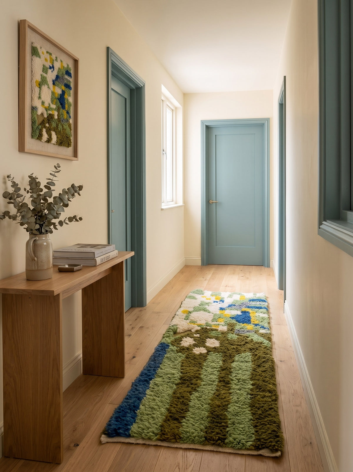 Tapis de couloir berbère coloré vert olive Berzoun dans un couloir, noué main au Maroc