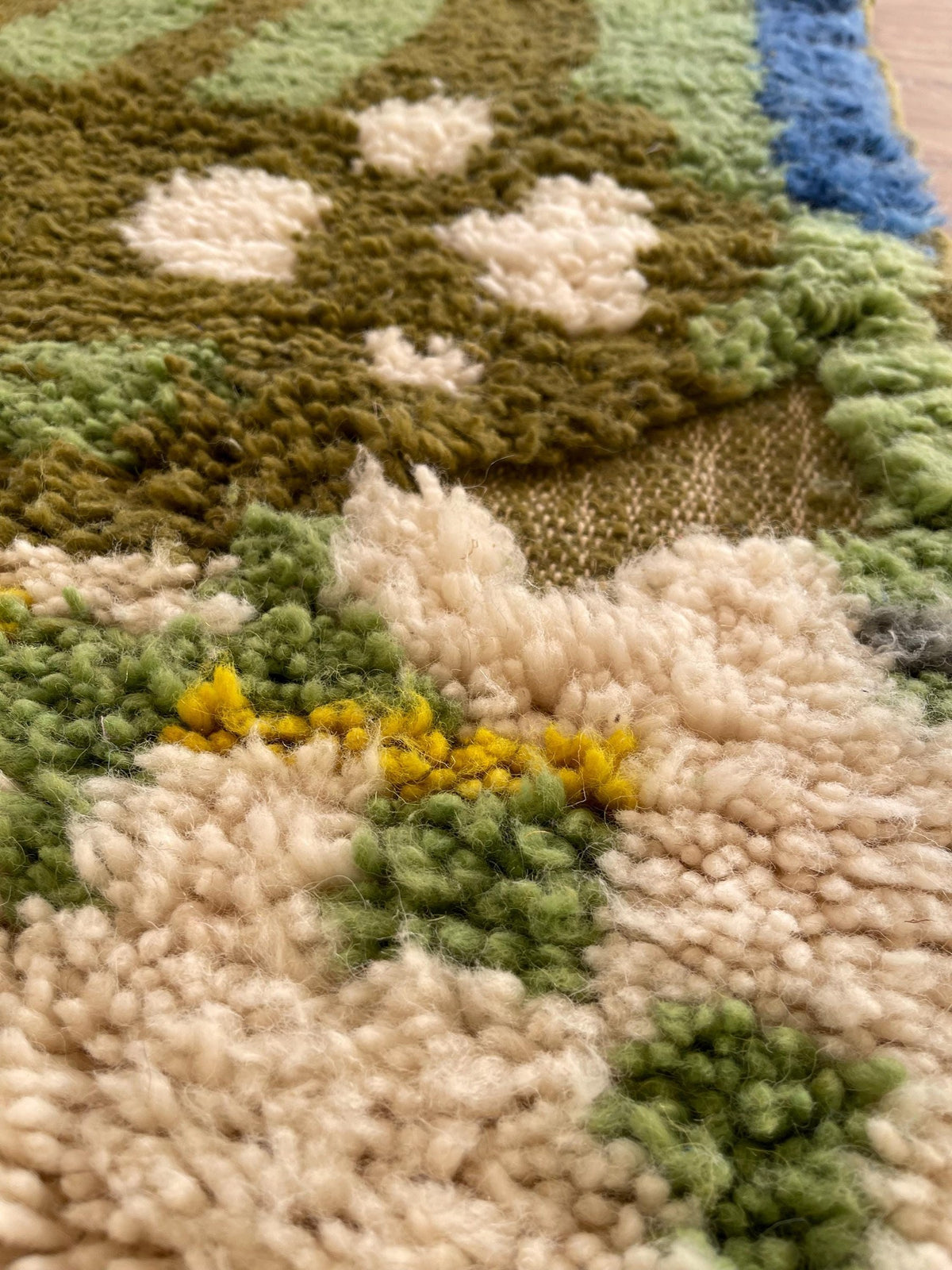 Gros plan sur la laine du tapis de couloir berbère Berzoun, laine de mouton au poil long, vert olive