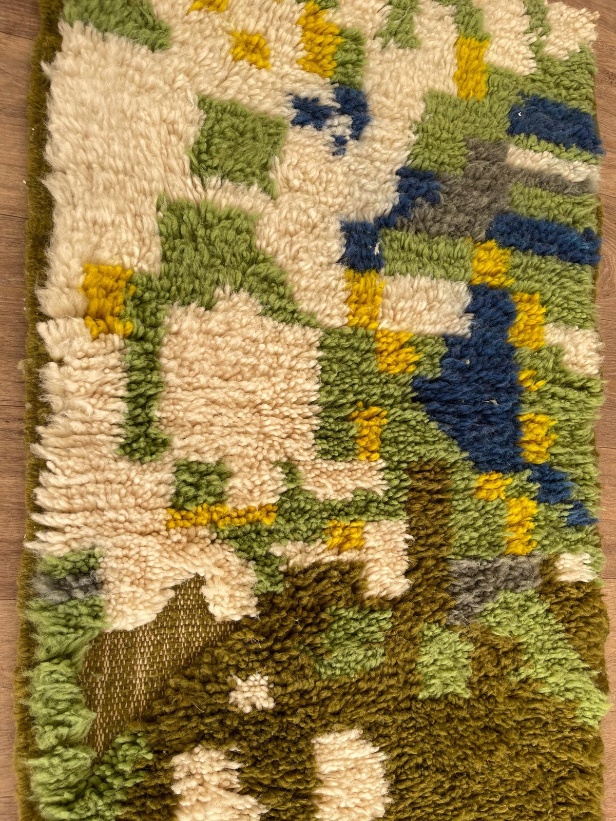 Gros plan sur la laine du tapis de couloir berbère Berzoun, texture de la laine naturelle et nuances du poil