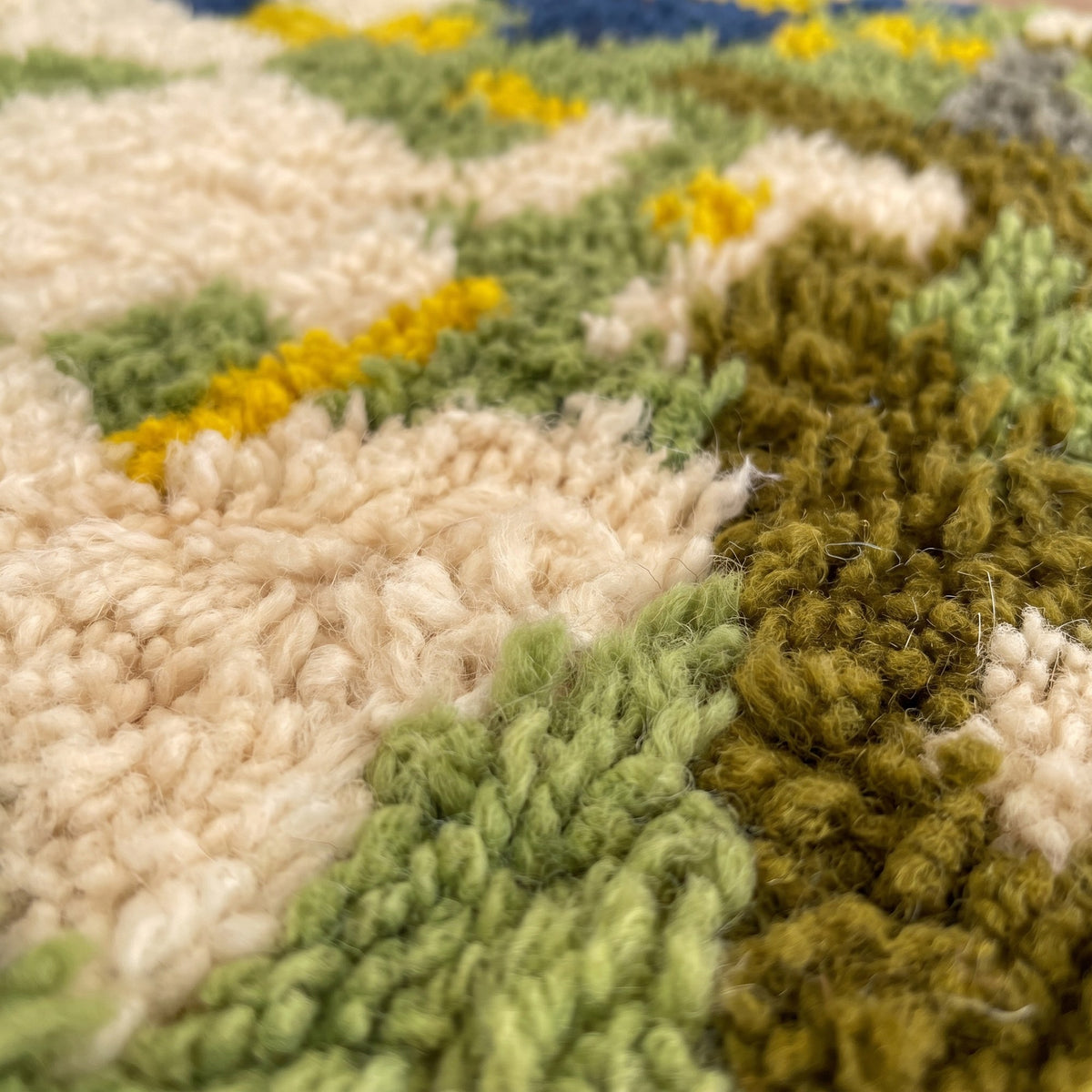 Gros plan sur un motif du tapis de couloir berbère Berzoun, couloir à poil long, en bas six bandes