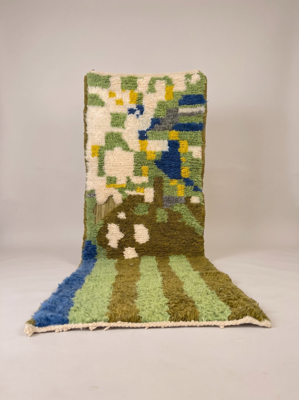 Tapis de couloir berbère coloré vert olive Berzoun suspendu, pièce unique nouée main au Maroc
