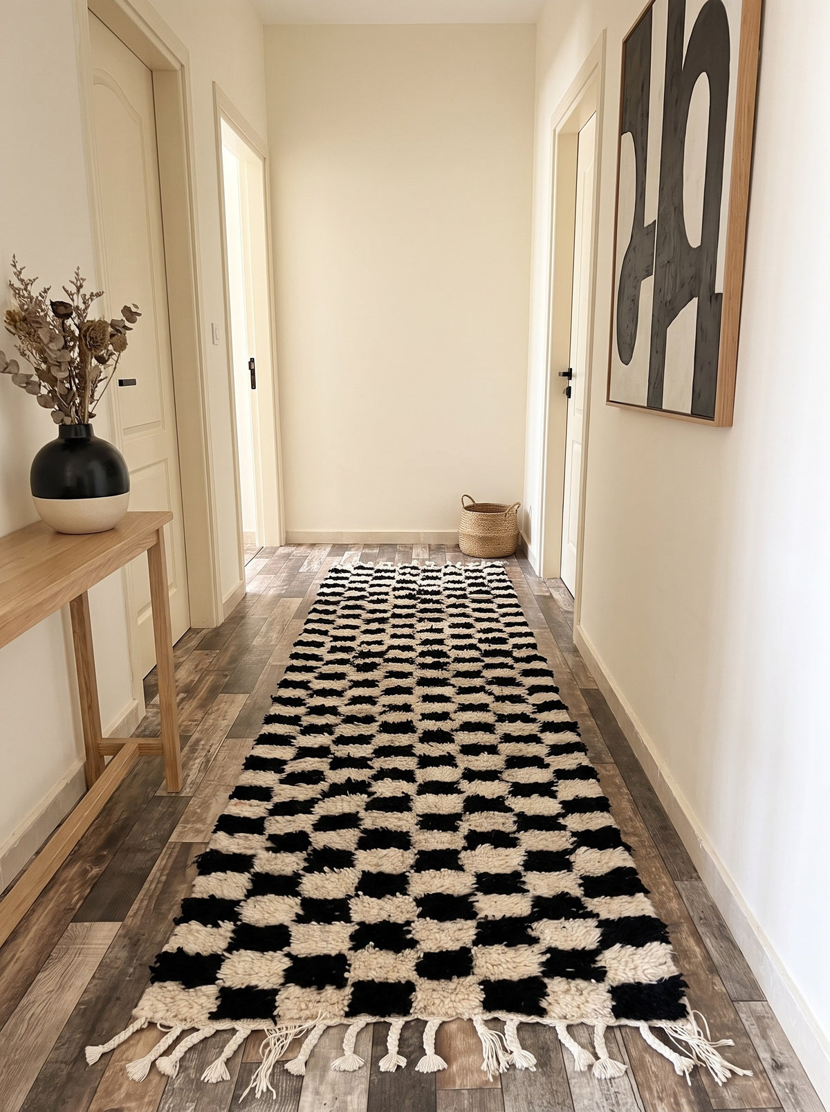 Tapis de couloir berbère damier noir et blanc Lemzoun dans un autre couloir, noué main au Maroc