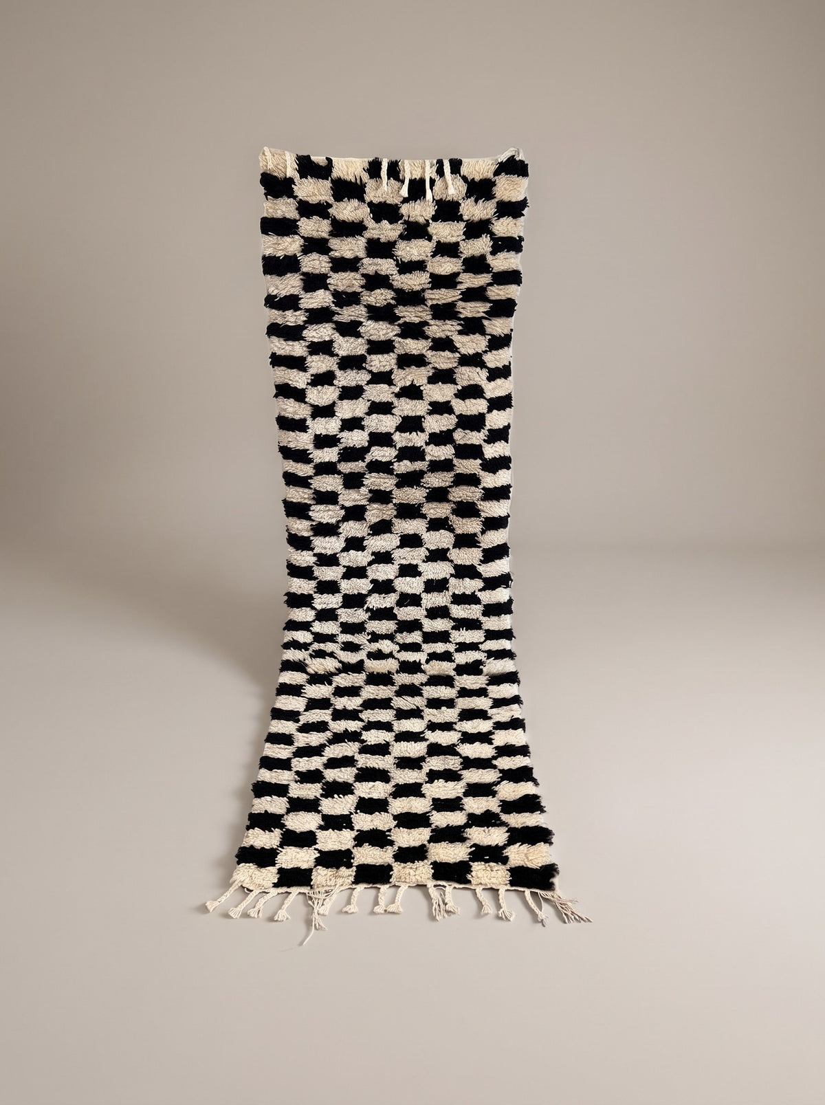 Tapis de couloir berbère damier noir et blanc Lemzoun suspendu, pièce unique nouée main au Maroc