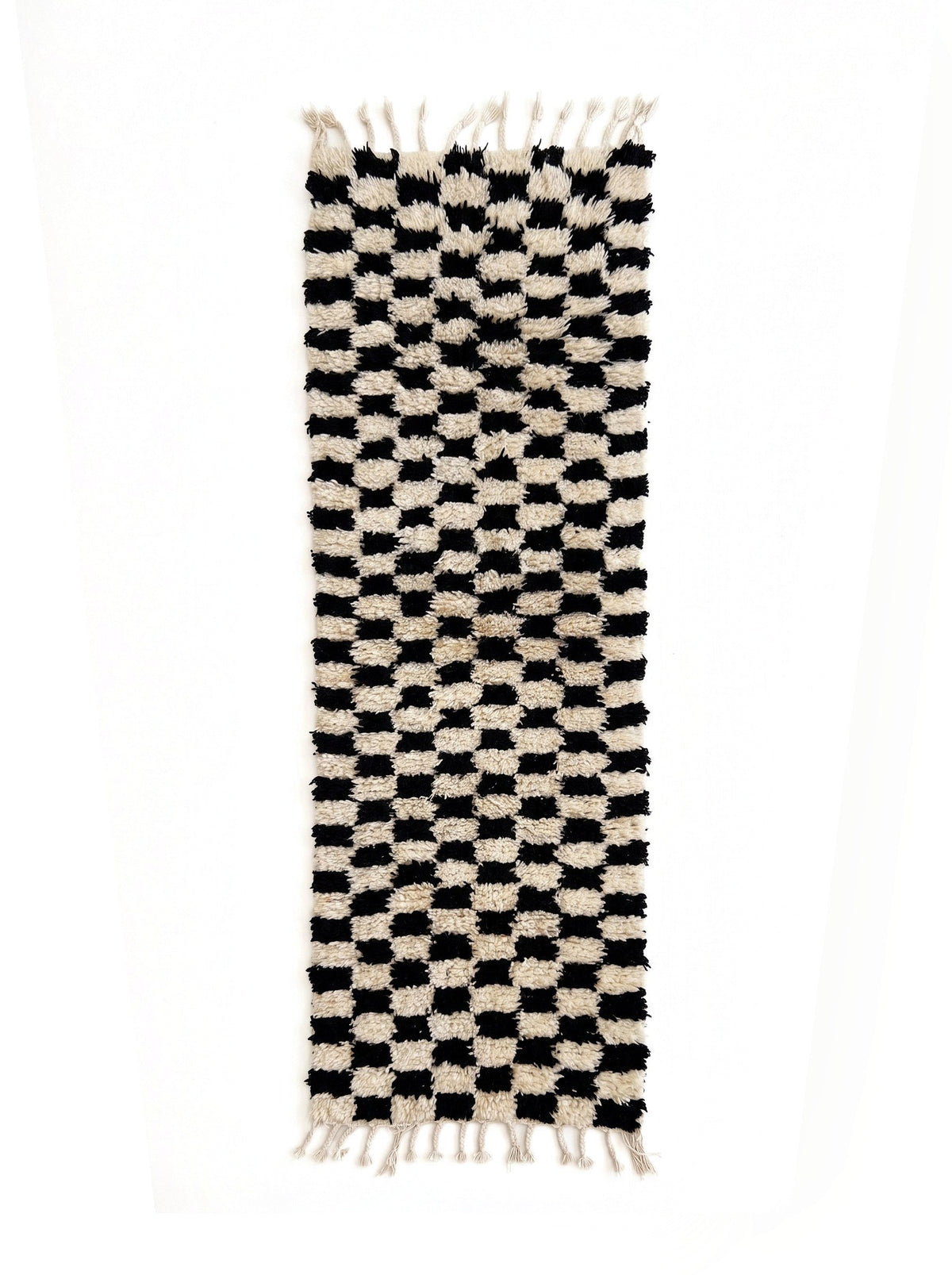 Tapis de couloir berbère damier noir et blanc Lemzoun vu à plat, couloir à poil long en damier régulier noir et écru