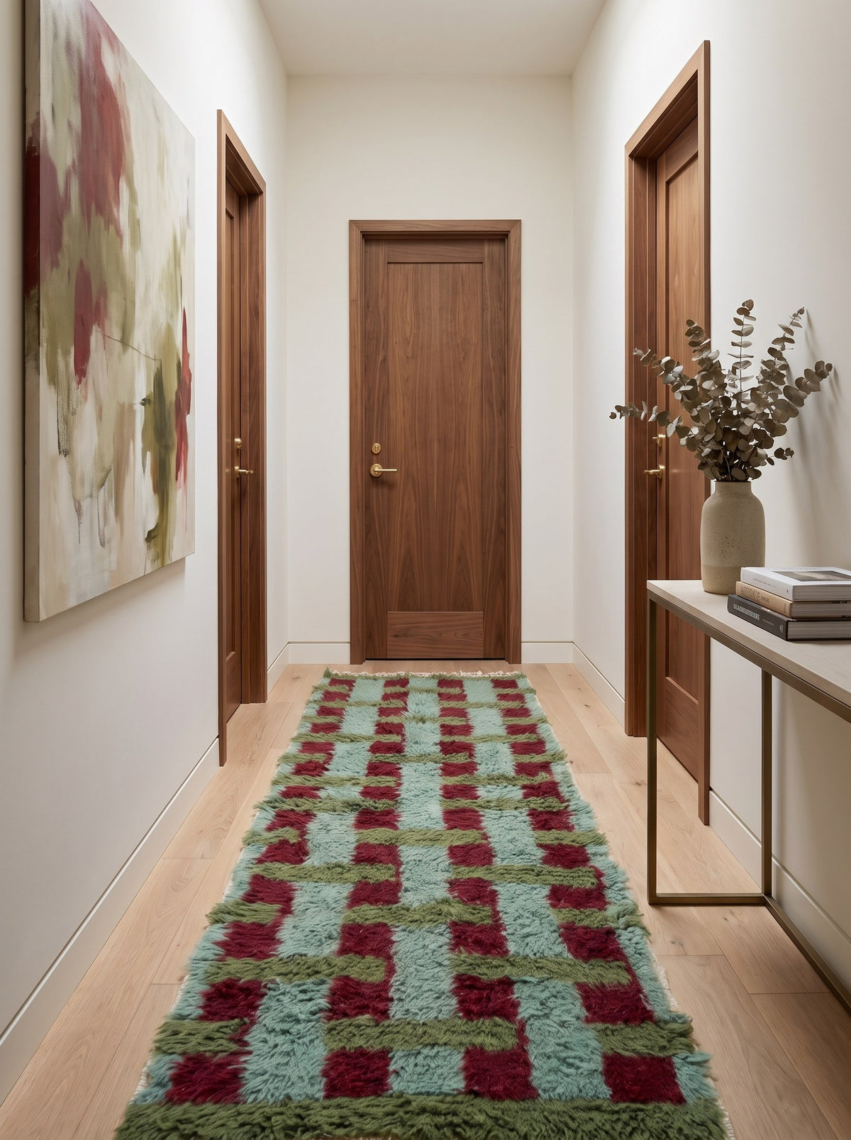 Tapis de couloir berbère damier vert et bordeaux Oualidia dans un autre couloir, noué main au Maroc