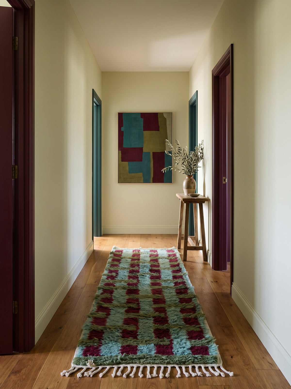 Tapis de couloir berbère damier vert et bordeaux Oualidia dans un troisième couloir, noué main au Maroc