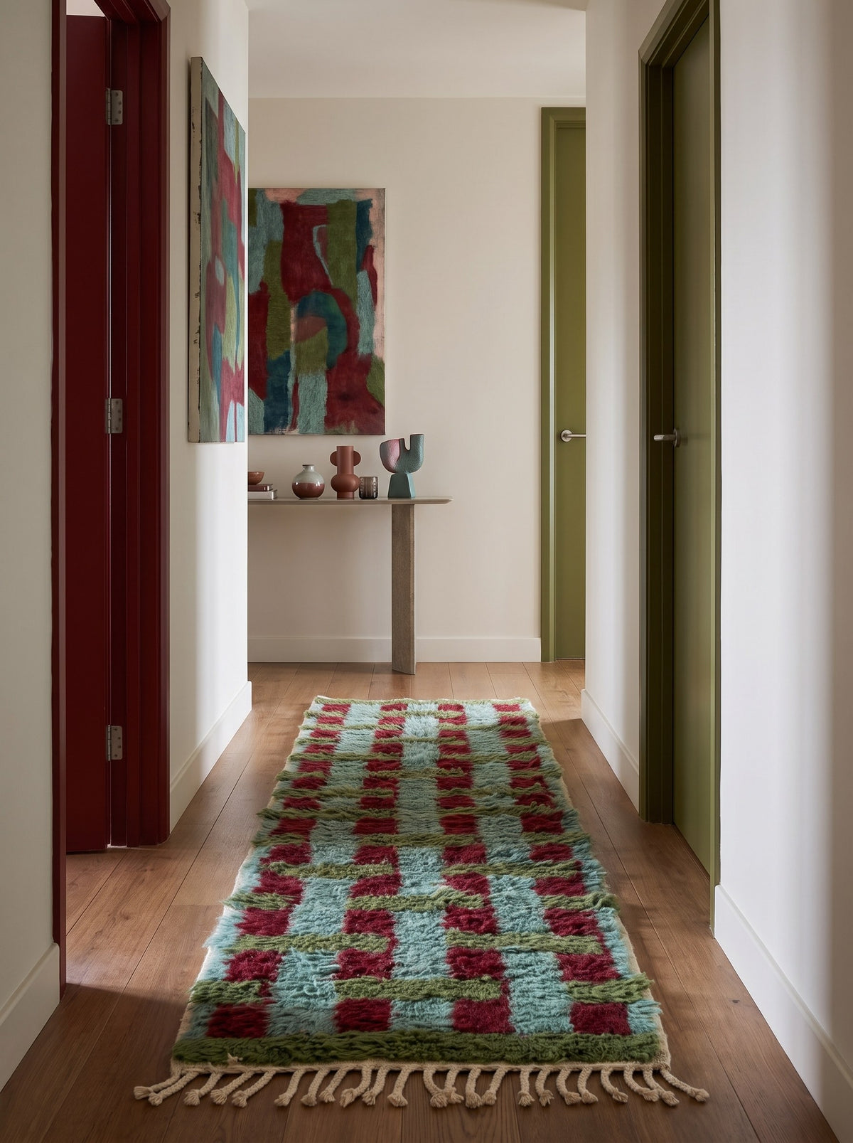 Tapis de couloir berbère damier vert et bordeaux Oualidia dans un couloir, noué main au Maroc