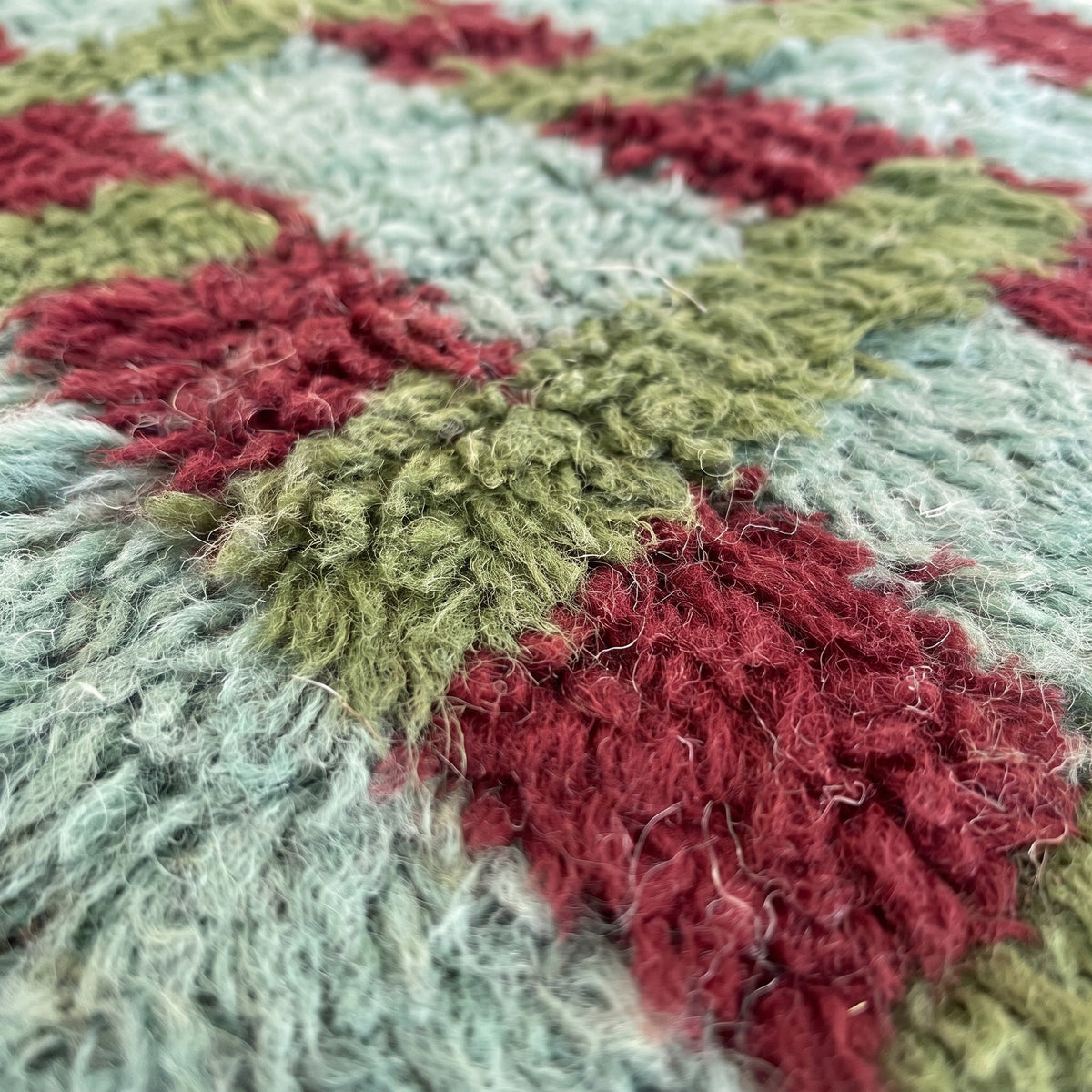Gros plan sur un motif du tapis de couloir berbère Oualidia, couloir étroit, damier de quatre colonnes