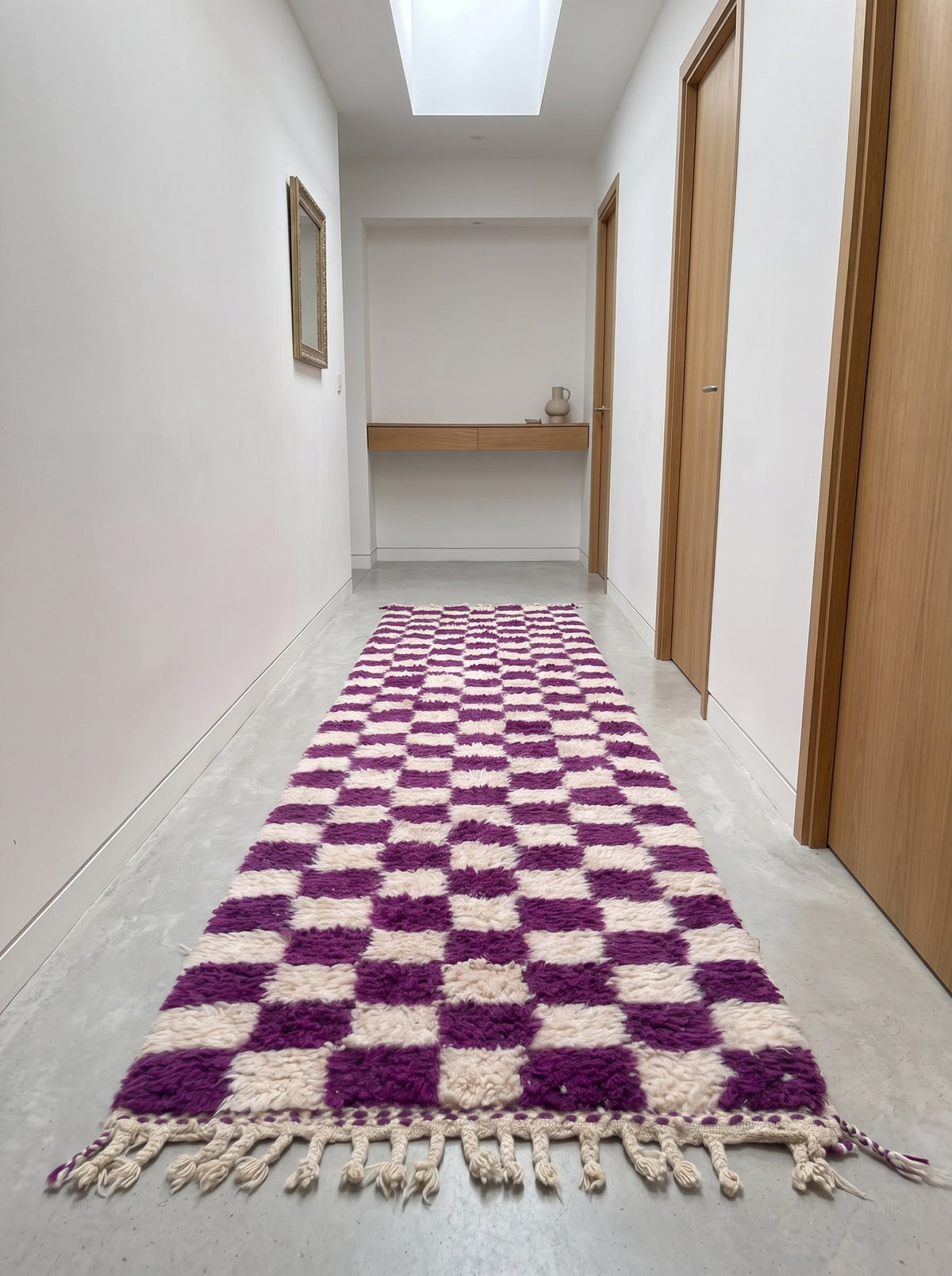 Tapis de couloir berbère damier violet Zerrouka dans un autre couloir, noué main au Maroc