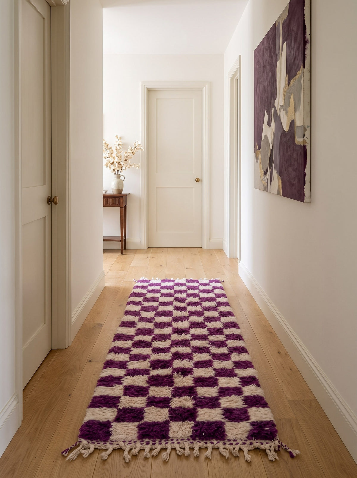 Tapis de couloir berbère damier violet Zerrouka dans un troisième couloir, noué main au Maroc