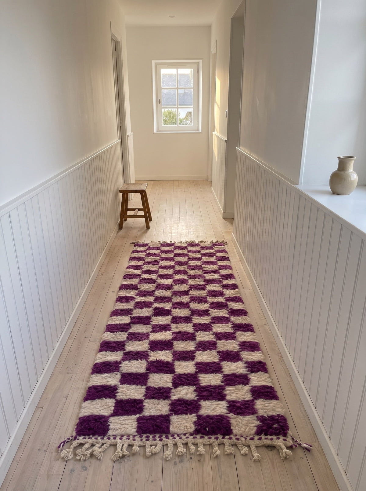 Tapis de couloir berbère damier violet Zerrouka dans un couloir, noué main au Maroc