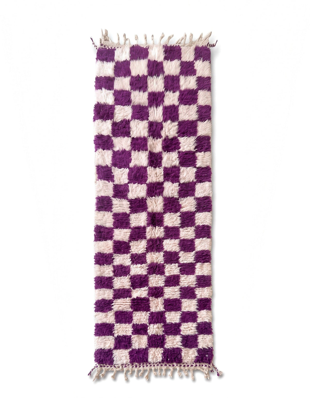 Tapis de couloir berbère damier violet Zerrouka vu à plat, couloir poil long et dense, damier régulier violet et écru
