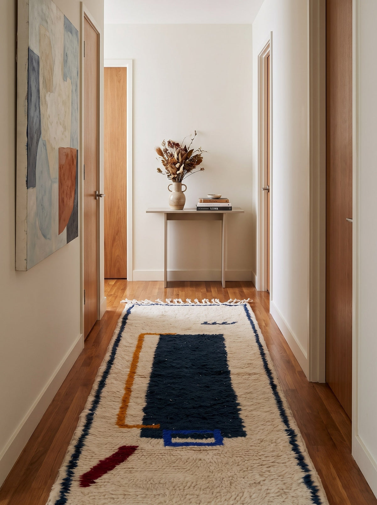 Tapis de couloir berbère graphique blanc et bleu Bouregreg dans un autre couloir, noué main au Maroc