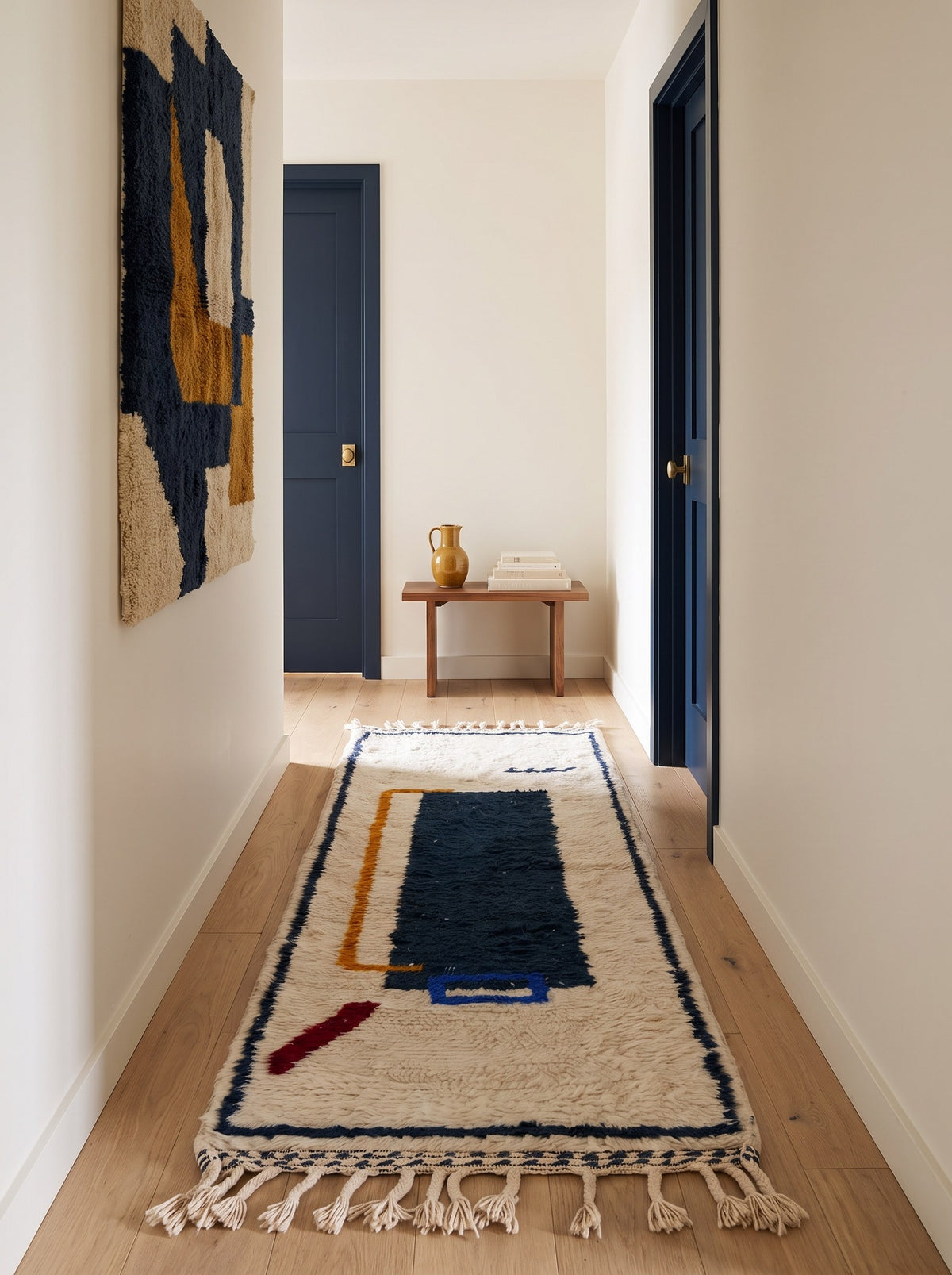 Tapis de couloir berbère graphique blanc et bleu Bouregreg dans un couloir, noué main au Maroc