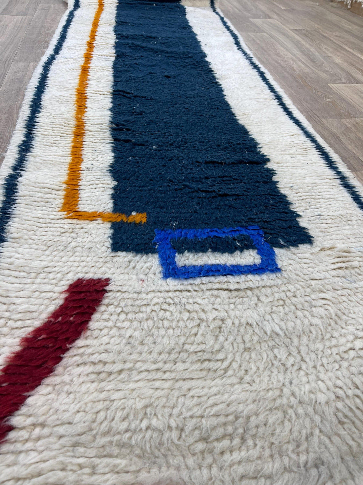 Gros plan sur un détail du tapis de couloir berbère Bouregreg, tracé irrégulier du motif fait main