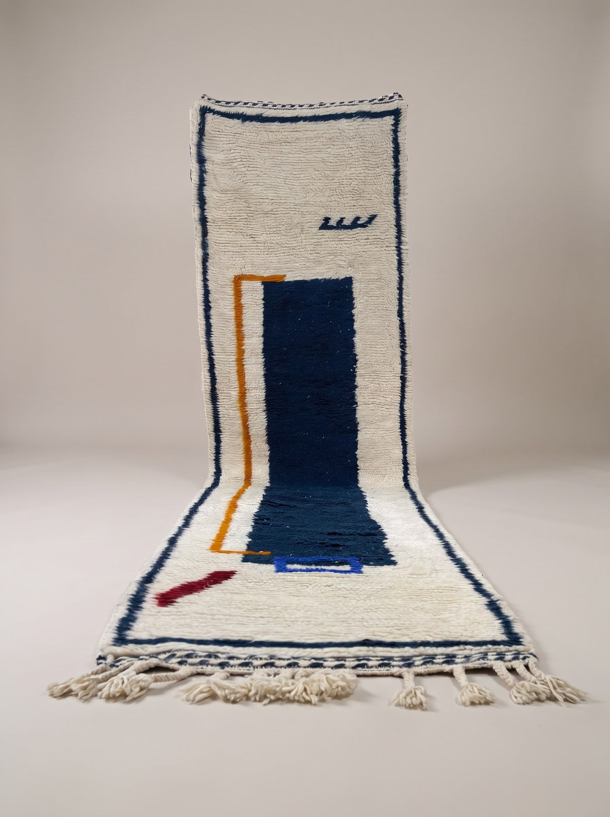 Tapis de couloir berbère graphique blanc et bleu Bouregreg suspendu, pièce unique nouée main au Maroc