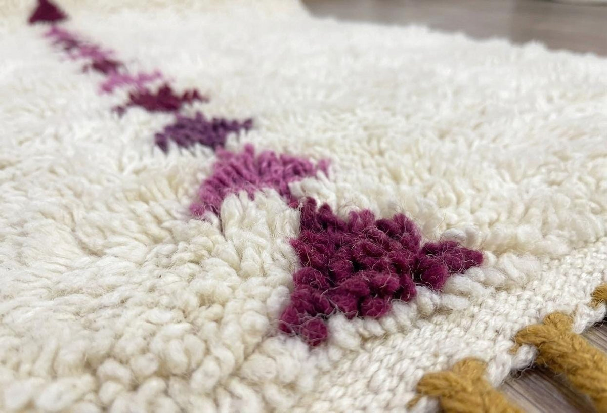 Gros plan sur la laine du tapis de couloir berbère Anir, laine de mouton au poil long, blanche et prune
