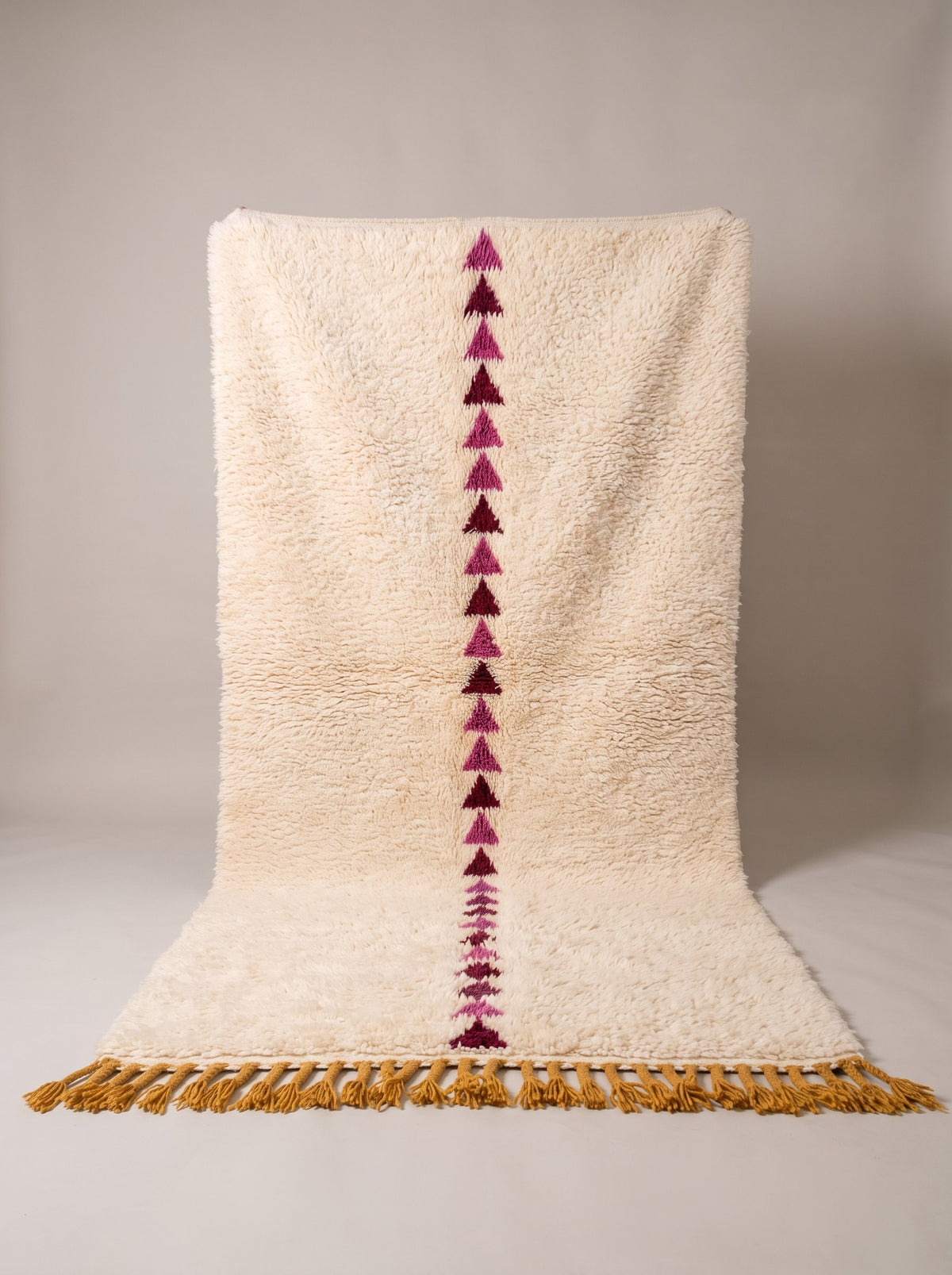 Tapis de couloir berbère graphique blanc et prune Anir suspendu, pièce unique nouée main au Maroc