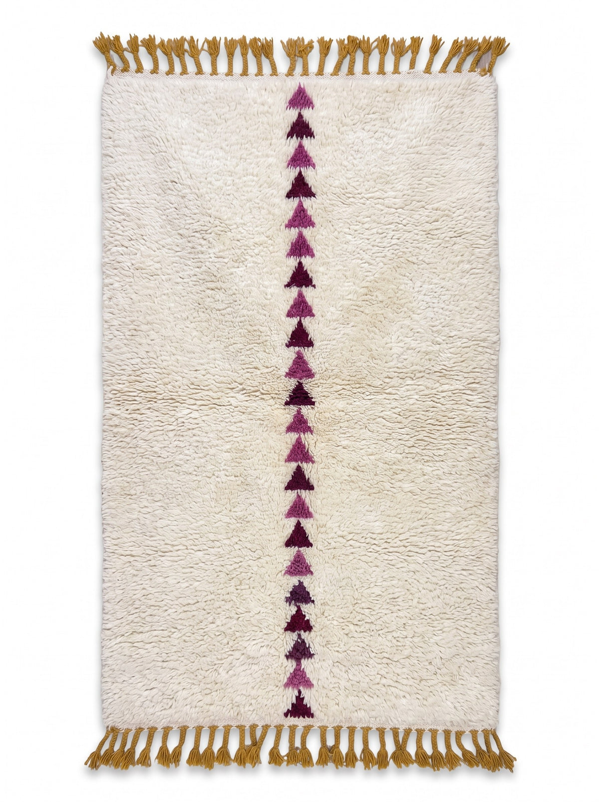 Tapis de couloir berbère graphique blanc et prune Anir vu à plat, champ à poil long fond ivoire uni, franges moutarde torsadées