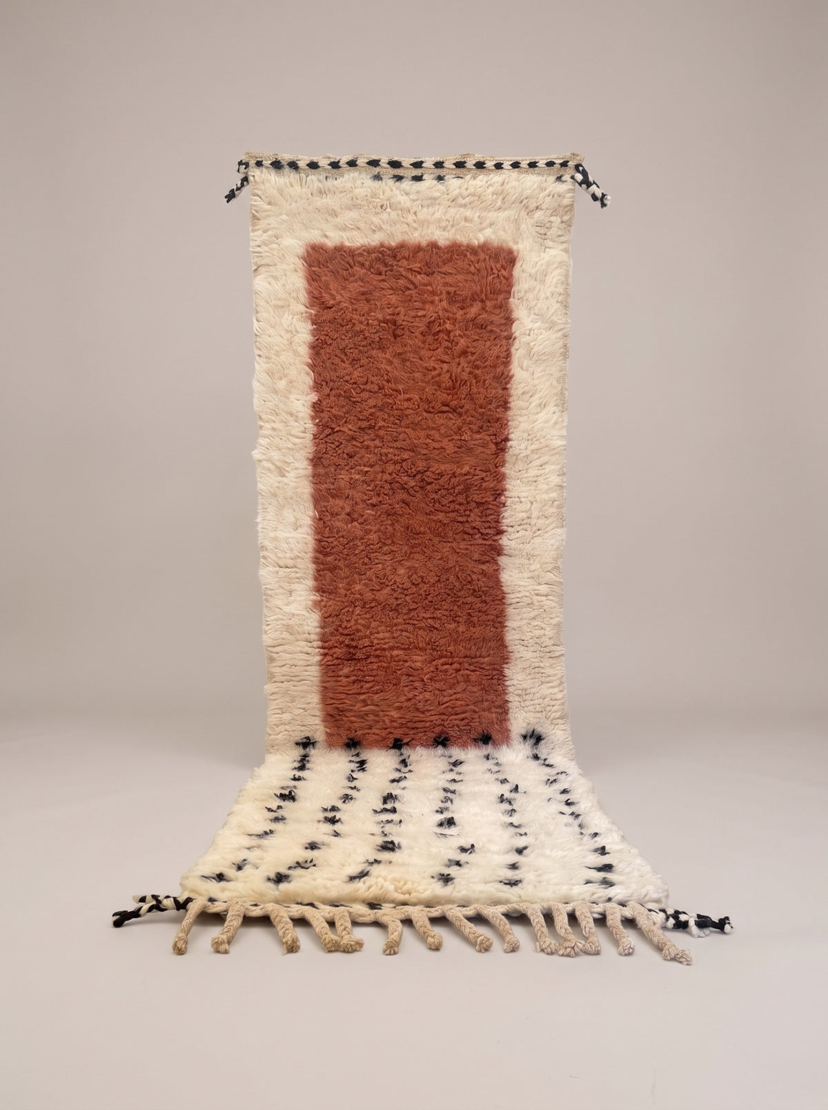 Tapis de couloir berbère graphique blanc et terracotta Adissa suspendu, pièce unique nouée main au Maroc