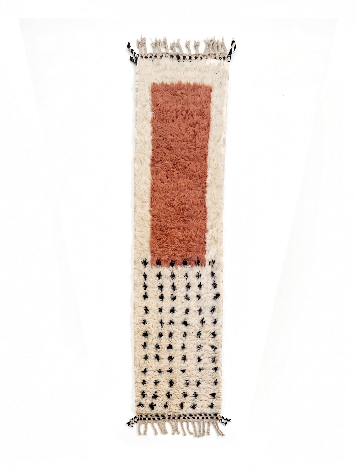 Tapis de couloir berbère graphique blanc et terracotta Adissa vu à plat, couloir écru à poil long, rectangle terre cuite