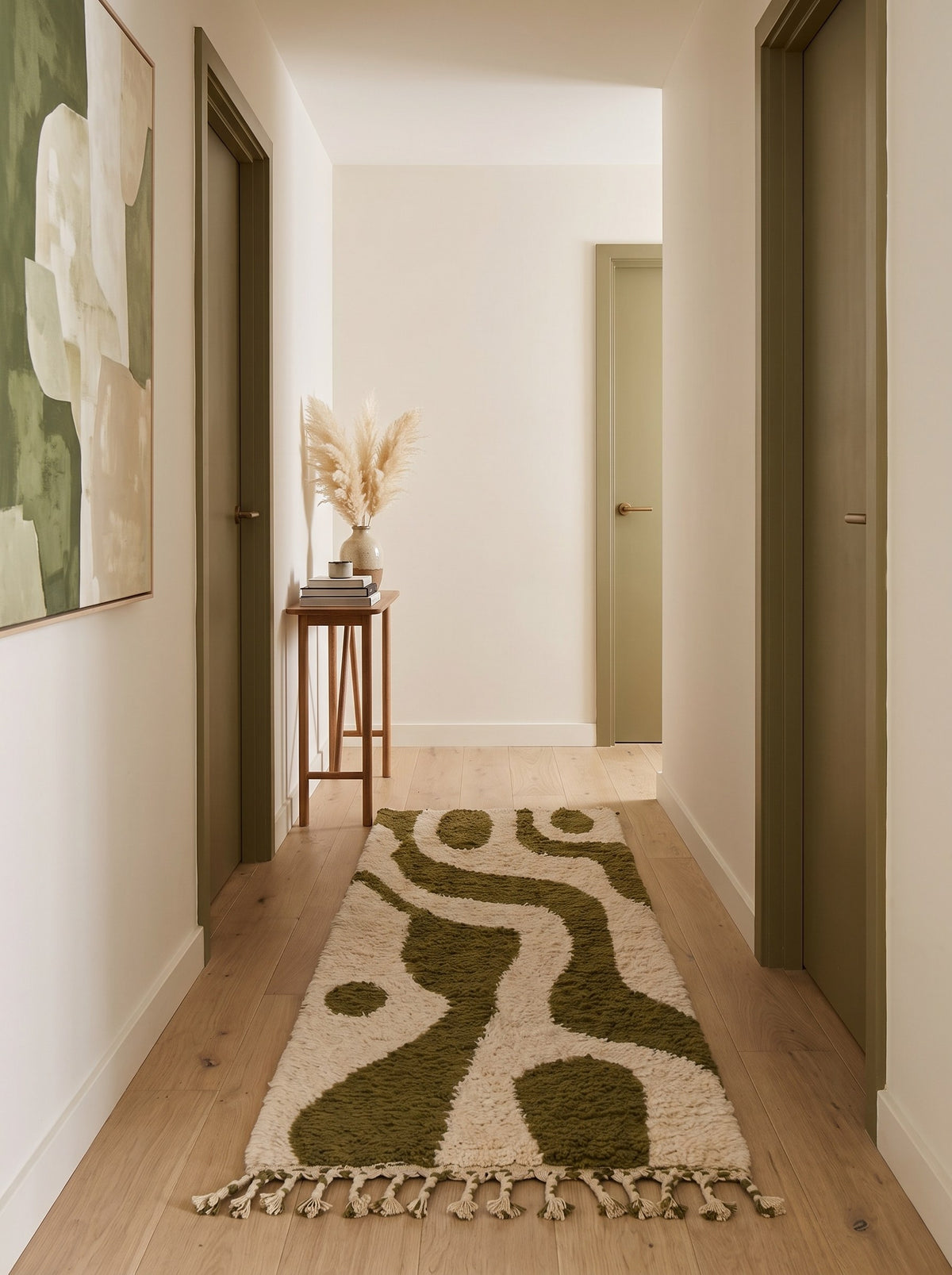Tapis de couloir berbère graphique blanc et vert olive Assaka dans un couloir, noué main au Maroc