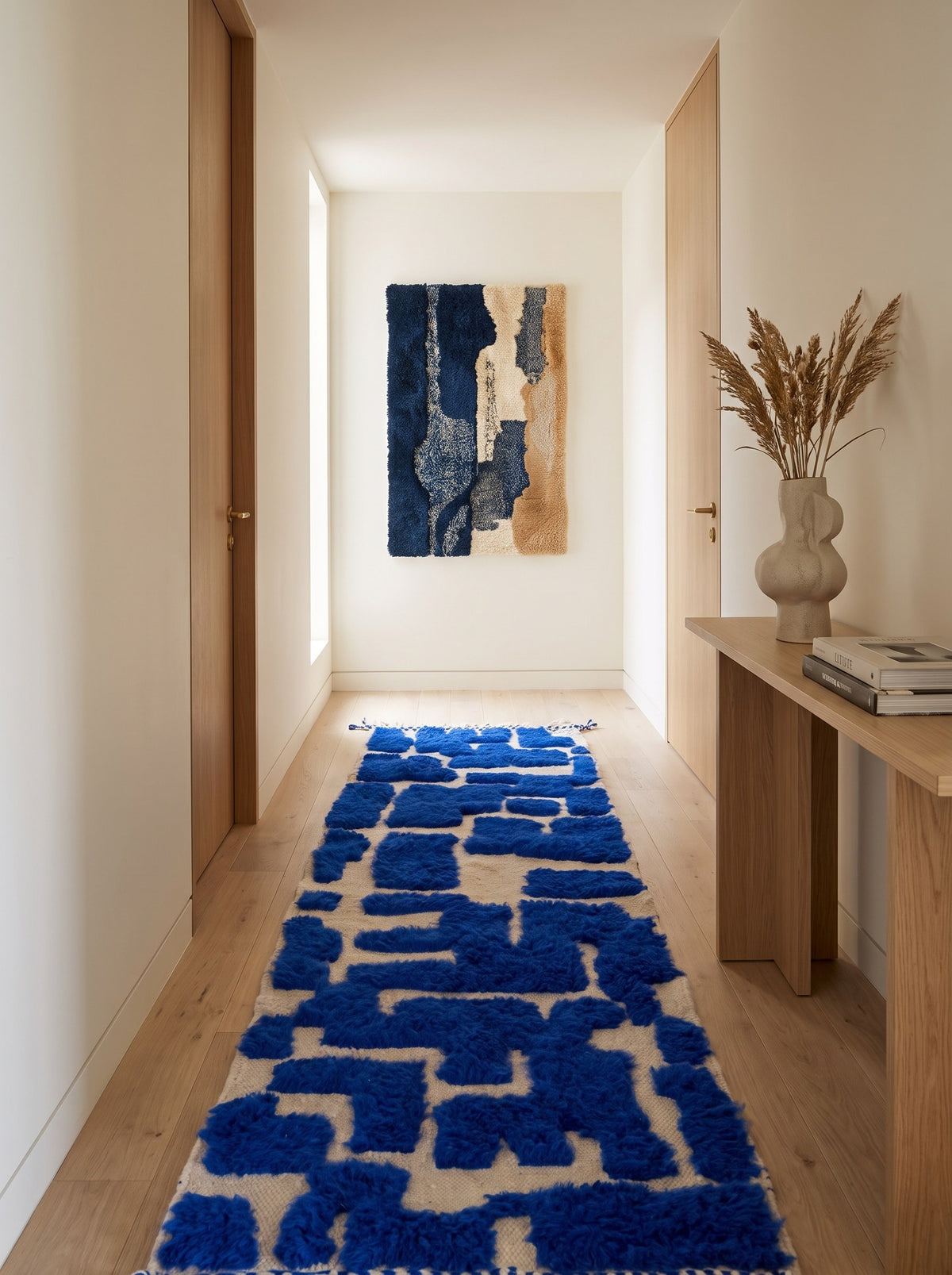 Tapis de couloir berbère graphique bleu roi Souira dans un autre couloir, noué main au Maroc
