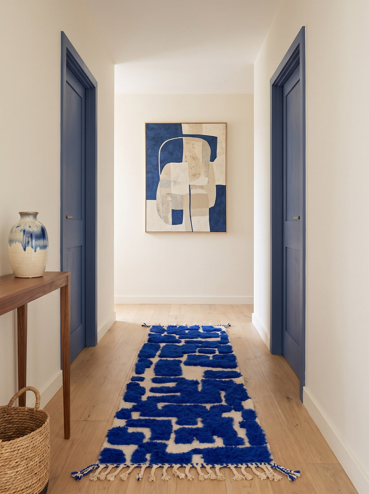 Tapis de couloir berbère graphique bleu roi Souira dans un troisième couloir, noué main au Maroc