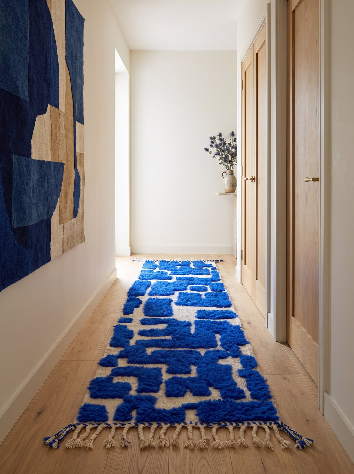 Tapis de couloir berbère graphique bleu roi Souira dans un couloir, noué main au Maroc
