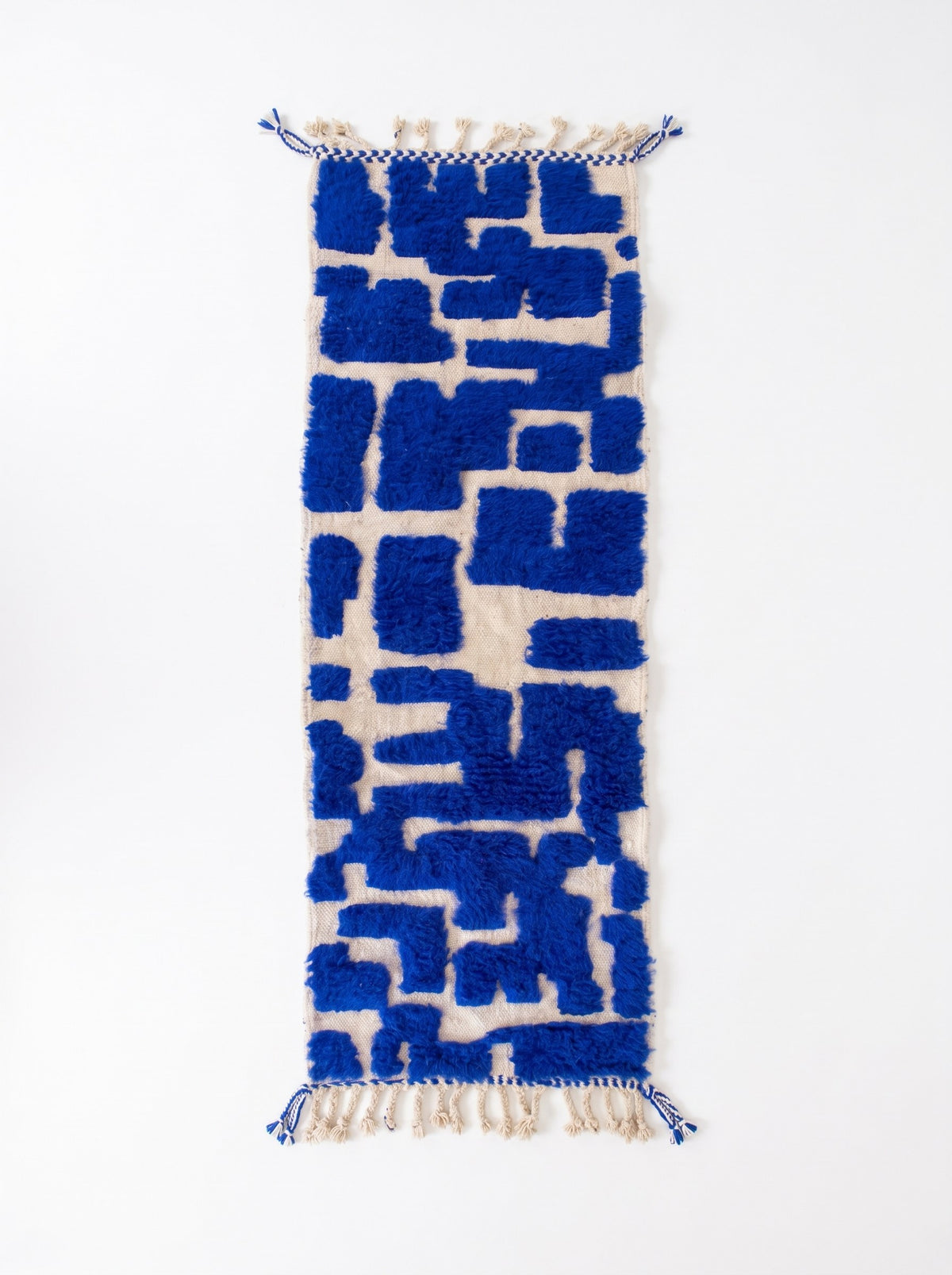 Tapis de couloir berbère graphique bleu roi Souira vu à plat, couloir à fond tissé plat écru, franges écrues nouées