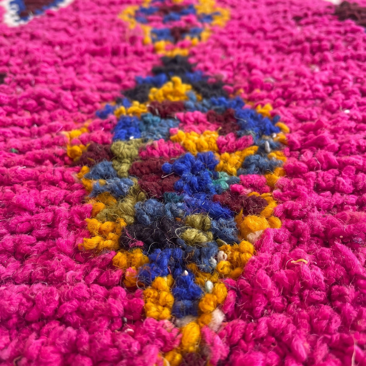Gros plan sur un motif du tapis de couloir berbère Asayis, couloir, moitié haute fuchsia à trois colonnes