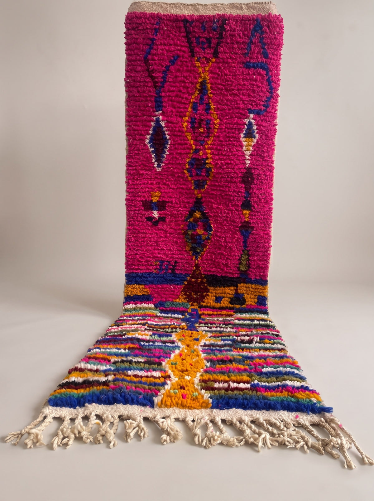 Tapis de couloir berbère graphique fuchsia multicolore Asayis suspendu, pièce unique nouée main au Maroc