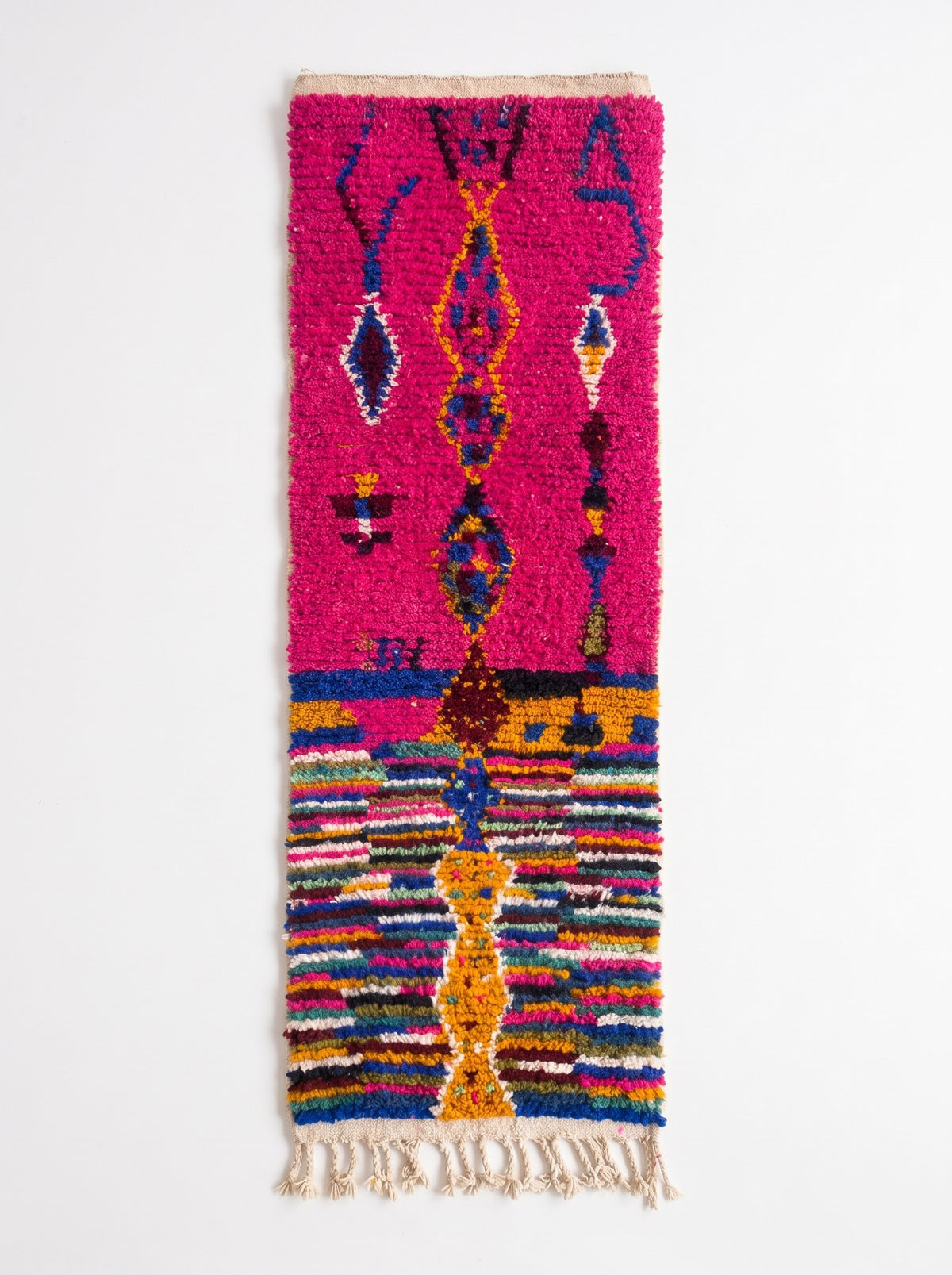 Tapis de couloir berbère graphique fuchsia multicolore Asayis vu à plat, couloir, moitié haute fuchsia à trois colonnes