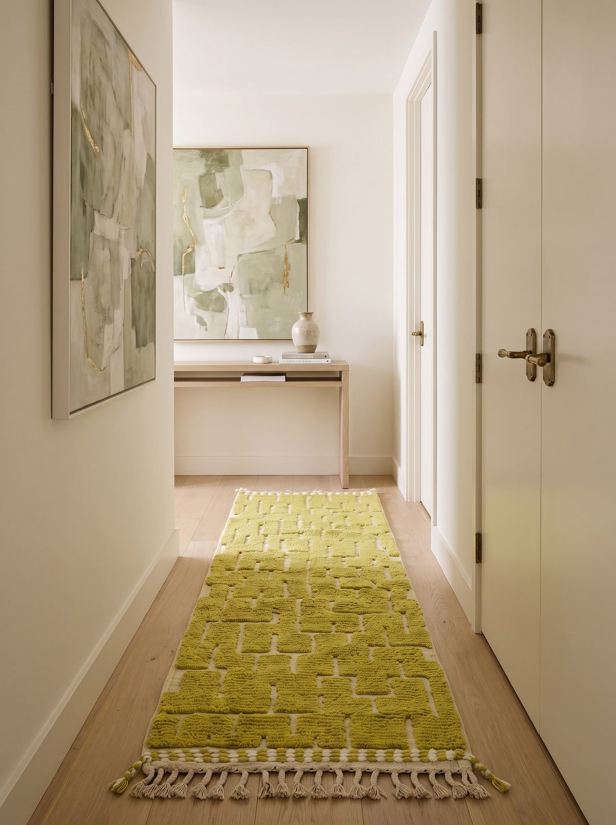 Tapis de couloir berbère graphique jaune moutarde Timzin dans un autre couloir, noué main au Maroc
