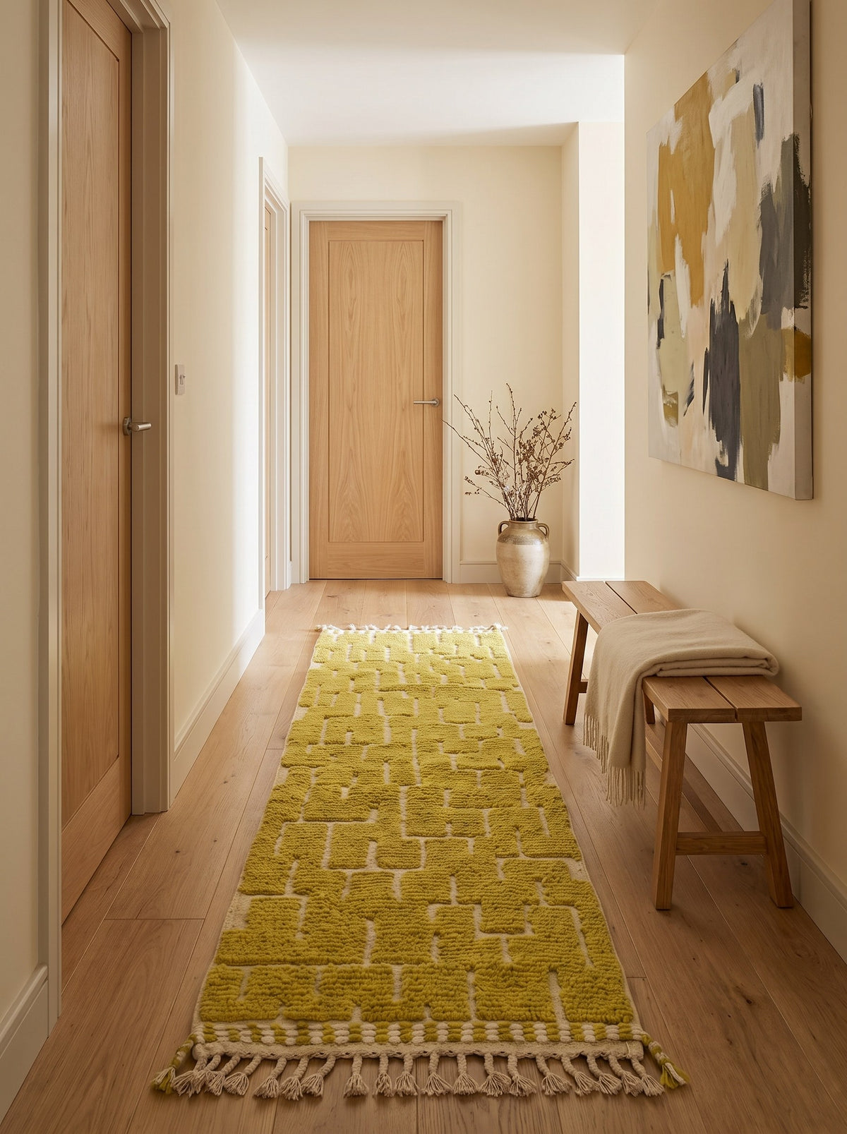 Tapis de couloir berbère graphique jaune moutarde Timzin dans un troisième couloir, noué main au Maroc
