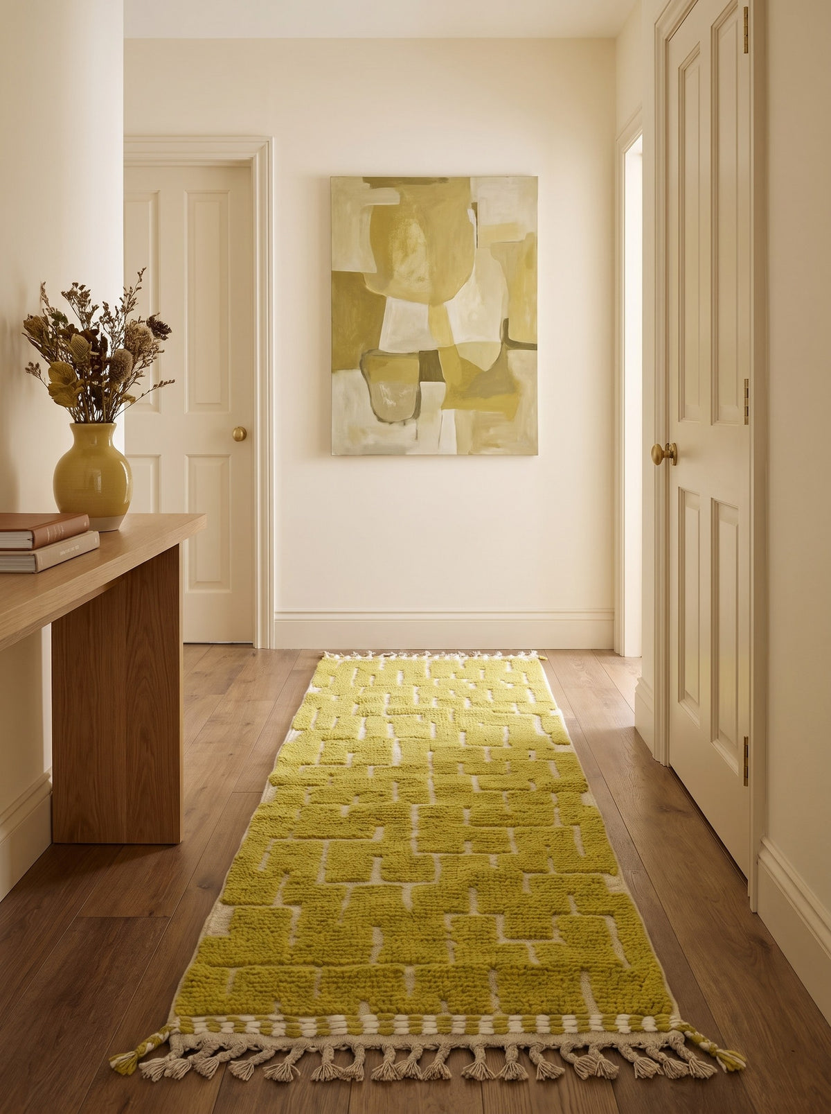 Tapis de couloir berbère graphique jaune moutarde Timzin dans un couloir, noué main au Maroc