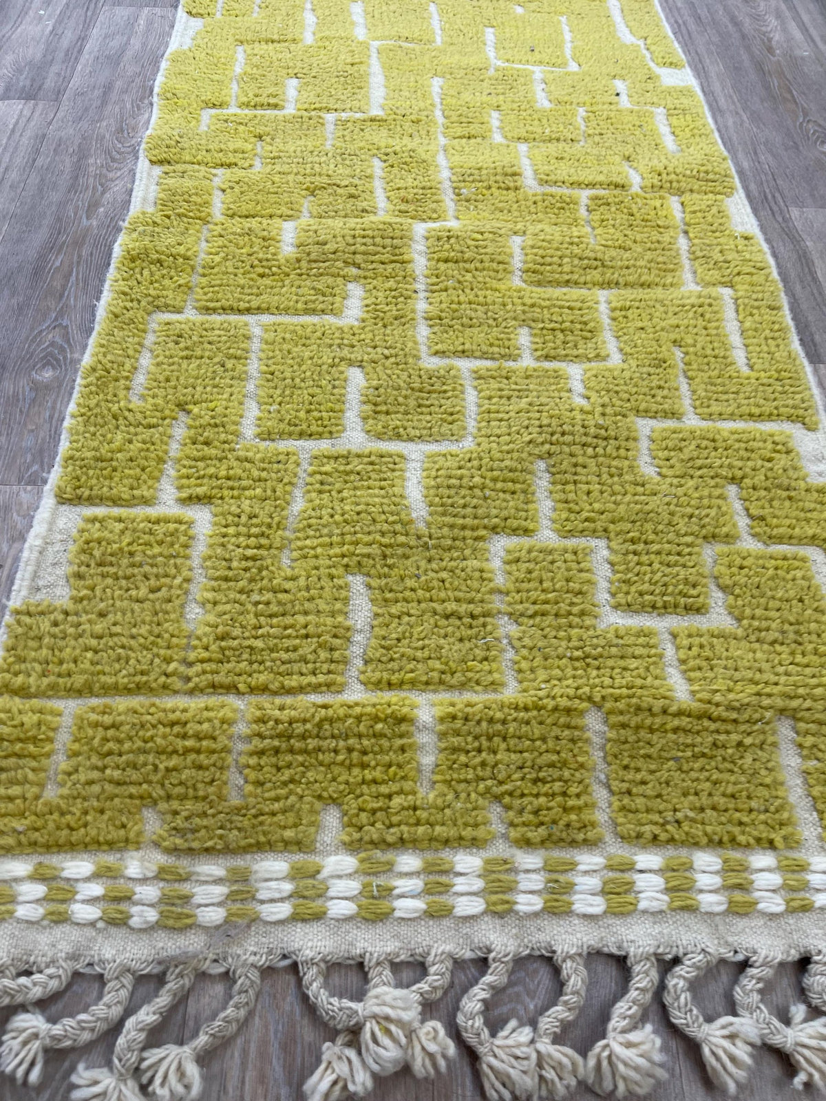 Gros plan sur un détail du tapis de couloir berbère Timzin, tracé irrégulier du motif fait main