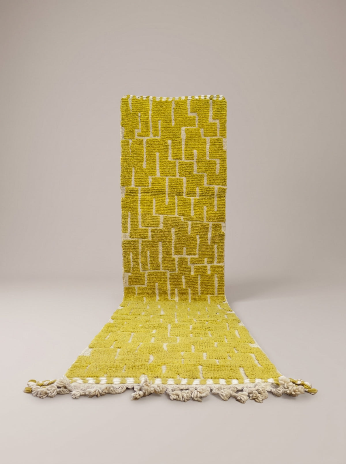 Tapis de couloir berbère graphique jaune moutarde Timzin suspendu, pièce unique nouée main au Maroc