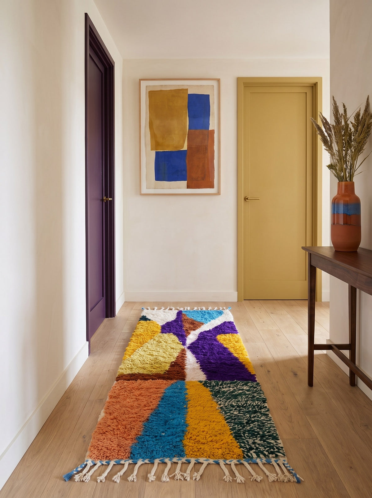 Tapis de couloir berbère graphique multicolore Belnoua dans un autre couloir, noué main au Maroc