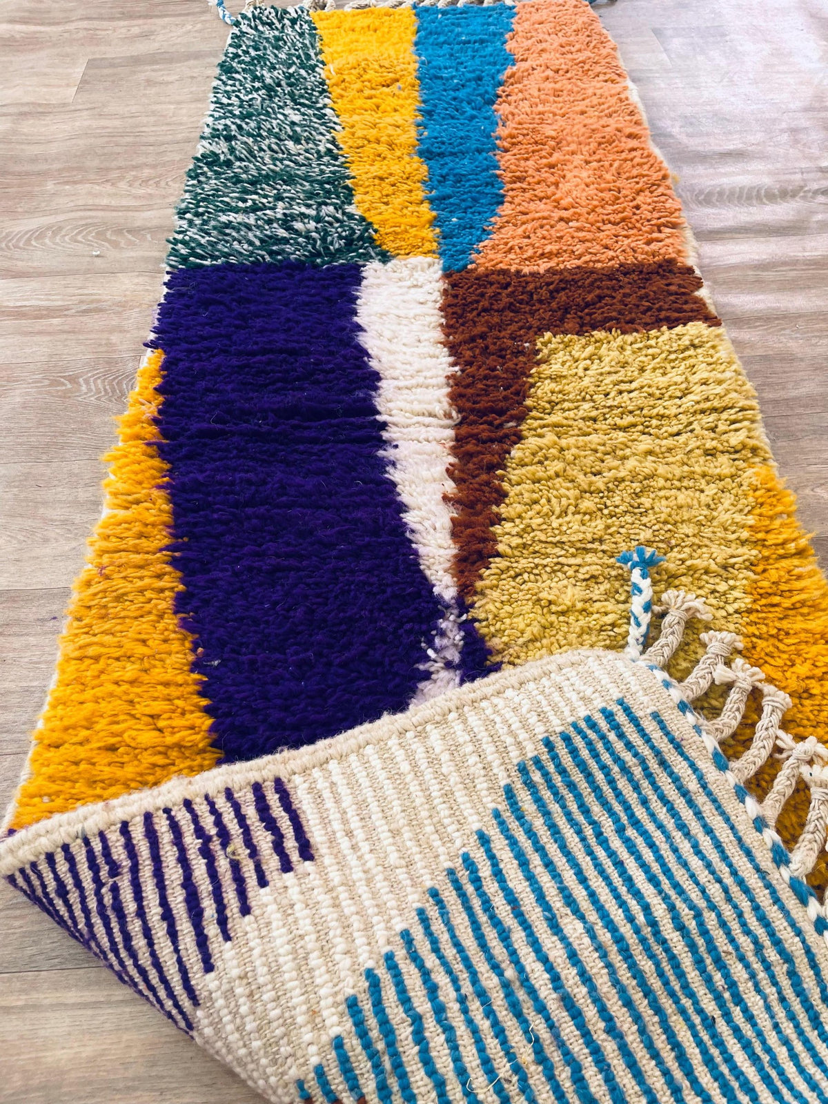 Gros plan sur l'envers du tapis de couloir berbère Belnoua, nœuds visibles sur la chaîne de coton, sans dossier