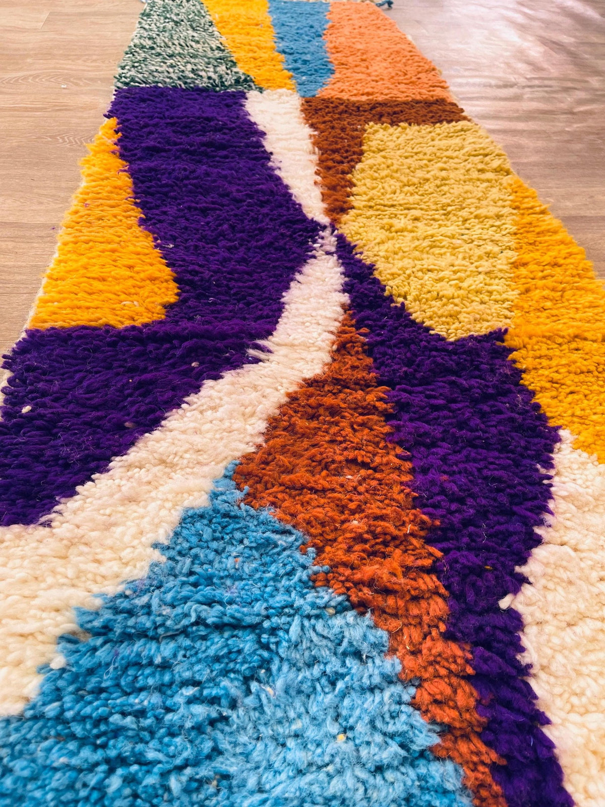 Gros plan sur un détail du tapis de couloir berbère Belnoua, poil long et motif multicolore vus de près