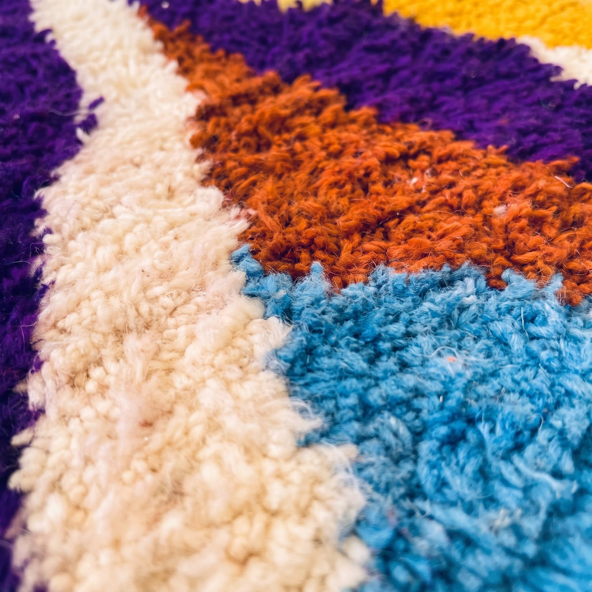 Gros plan sur un motif du tapis de couloir berbère Belnoua, couloir à poil long dense, en haut blocs