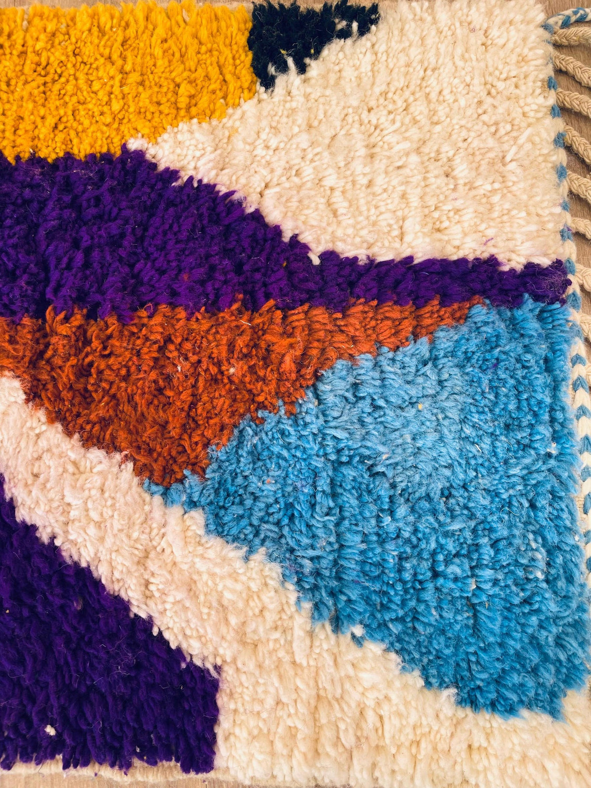 Gros plan sur la laine du tapis de couloir berbère Belnoua, poil multicolore noué à la main