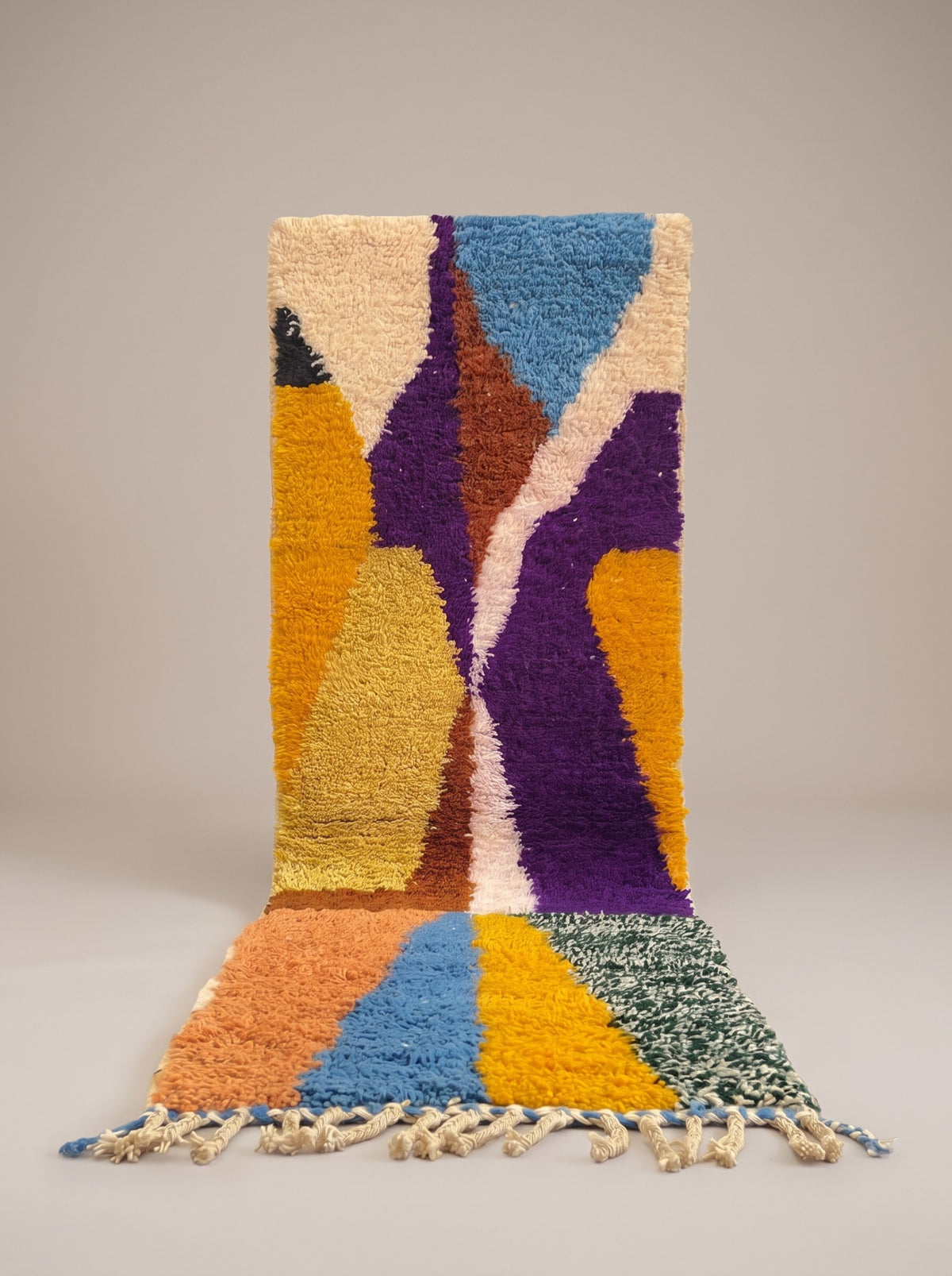 Tapis de couloir berbère graphique multicolore Belnoua suspendu, pièce unique nouée main au Maroc