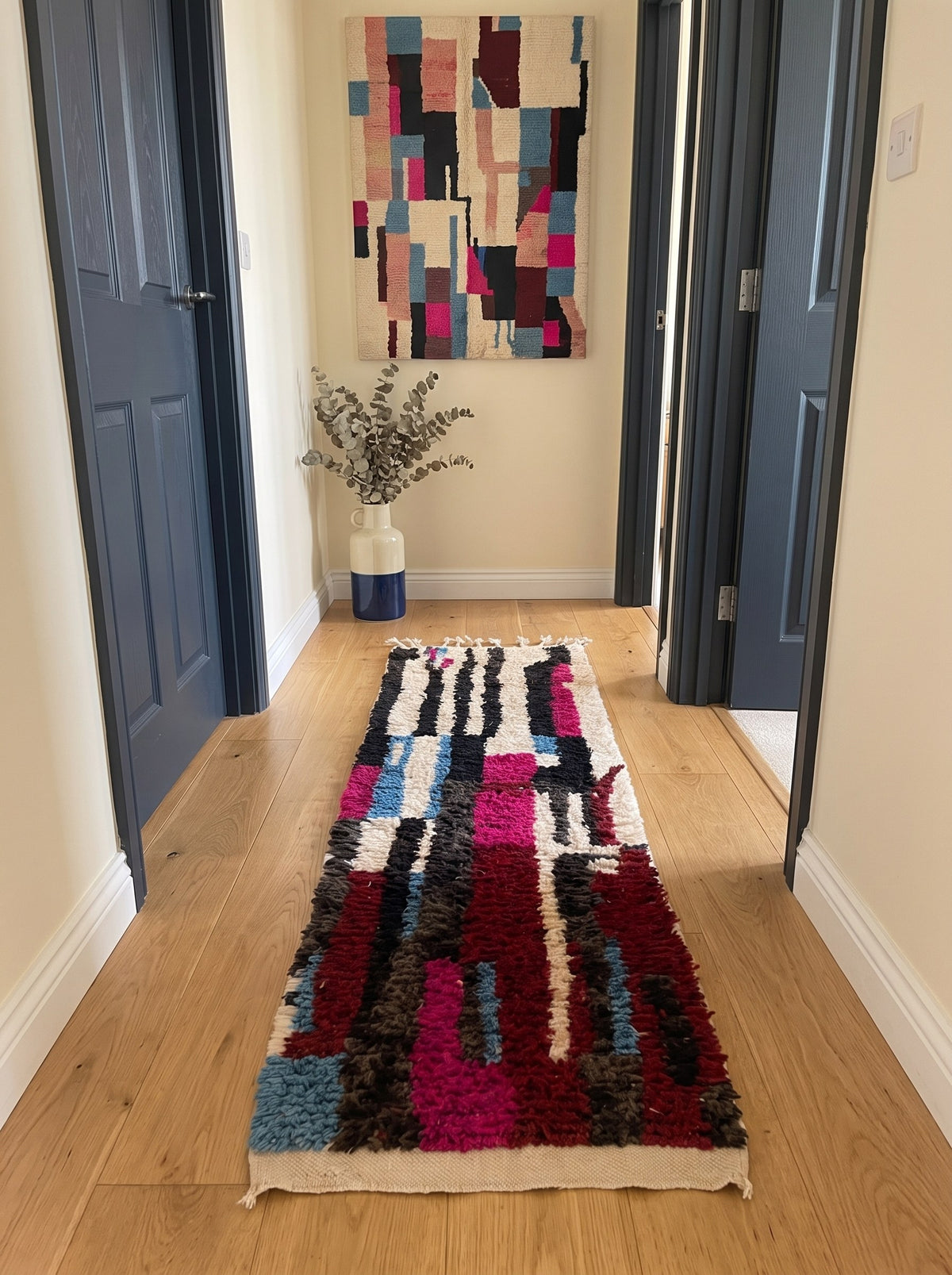 Tapis de couloir berbère graphique multicolore Belrouan dans un troisième couloir, noué main au Maroc