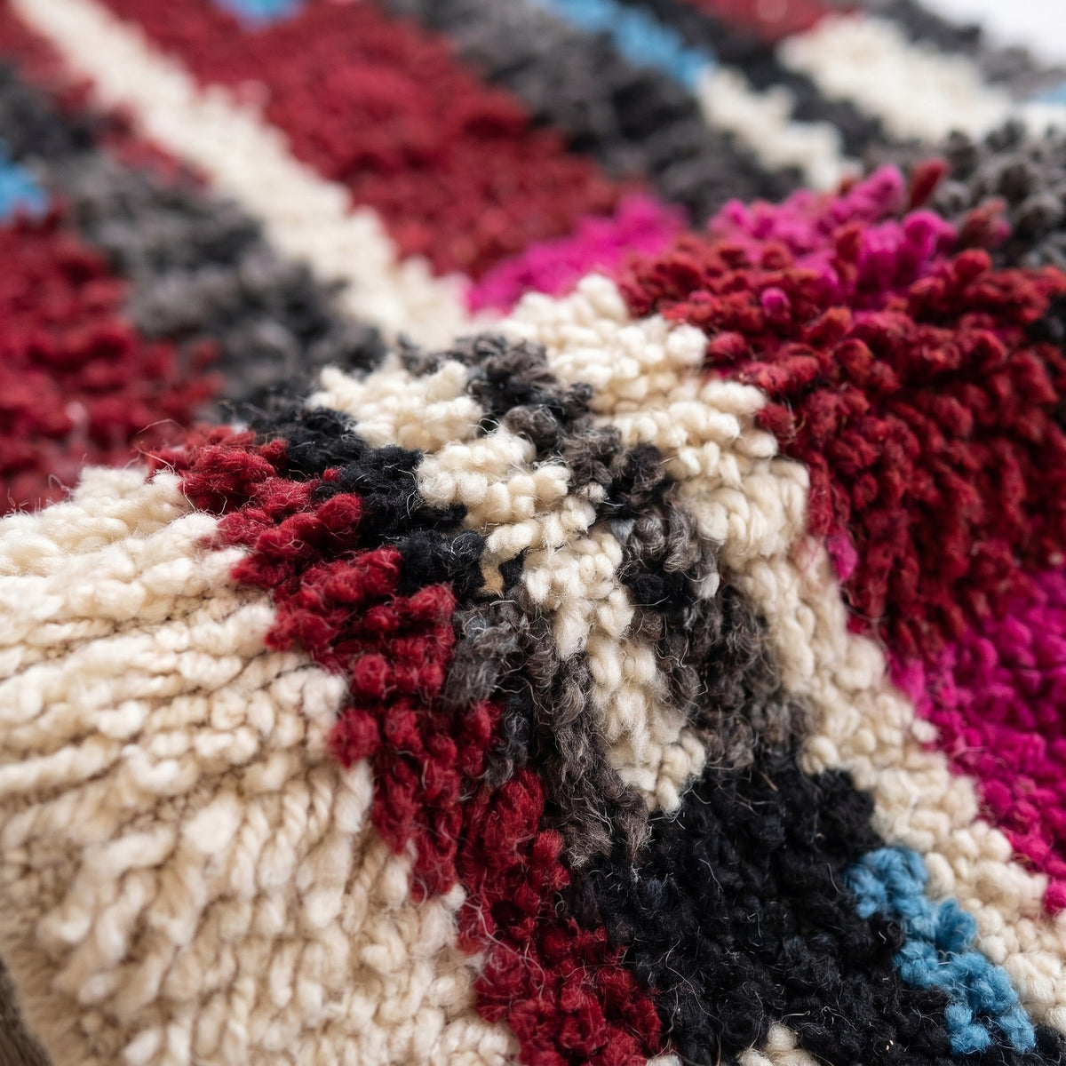 Gros plan sur un motif du tapis de couloir berbère Belrouan, couloir à poil long, moitié haute dominée