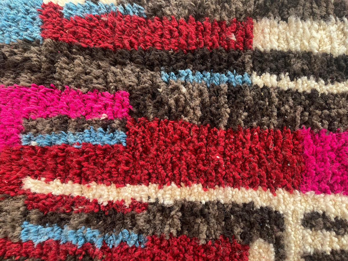 Gros plan sur la laine du tapis de couloir berbère Belrouan, poil multicolore noué à la main