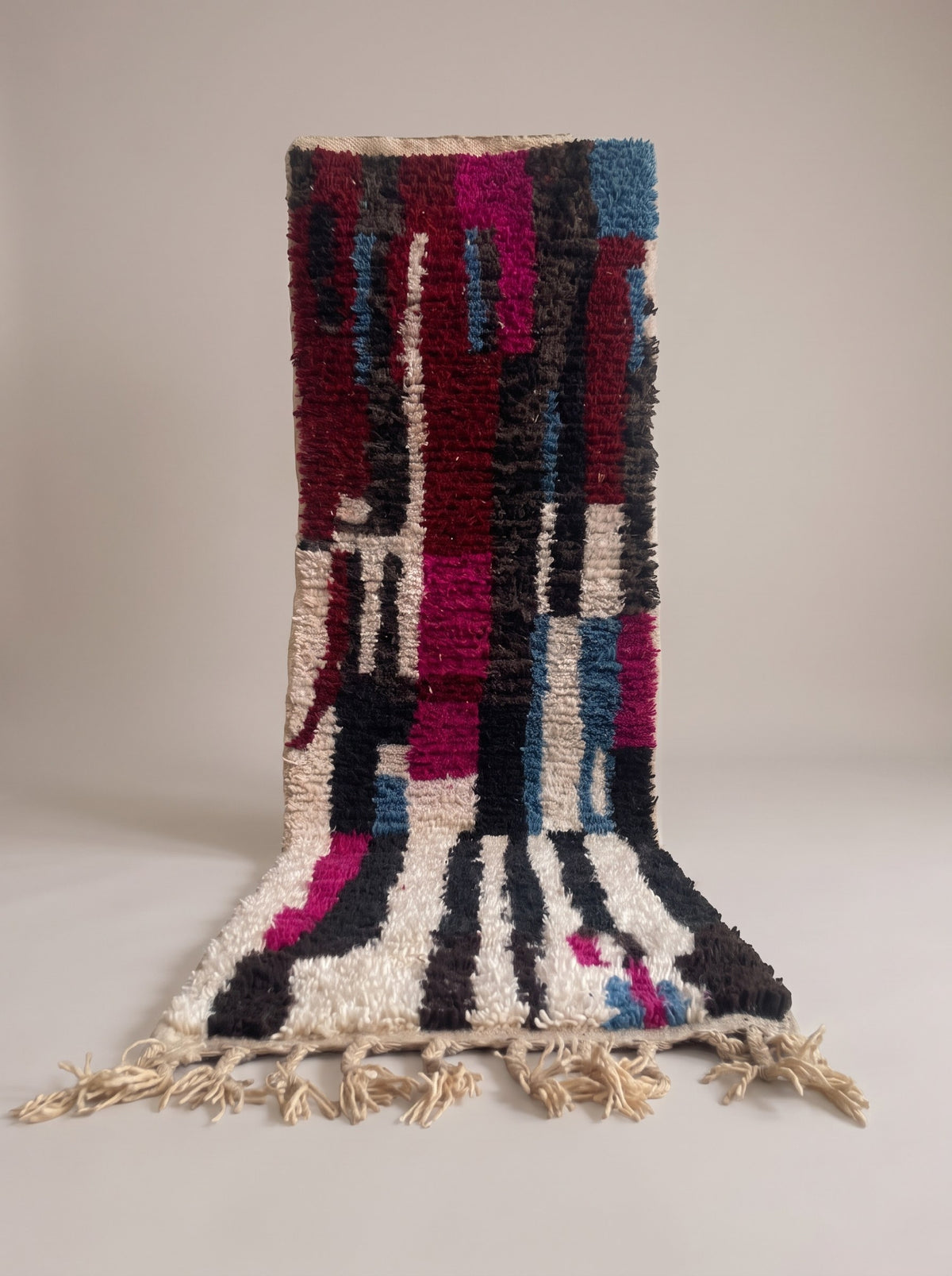 Tapis de couloir berbère graphique multicolore Belrouan suspendu, pièce unique nouée main au Maroc