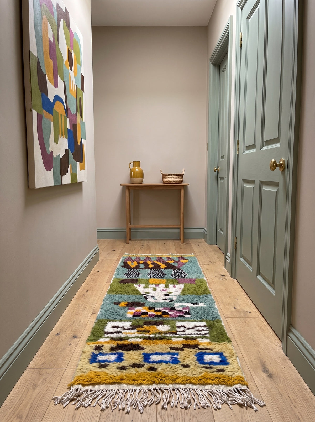 Tapis de couloir berbère graphique multicolore Kerdous dans un autre couloir, noué main au Maroc