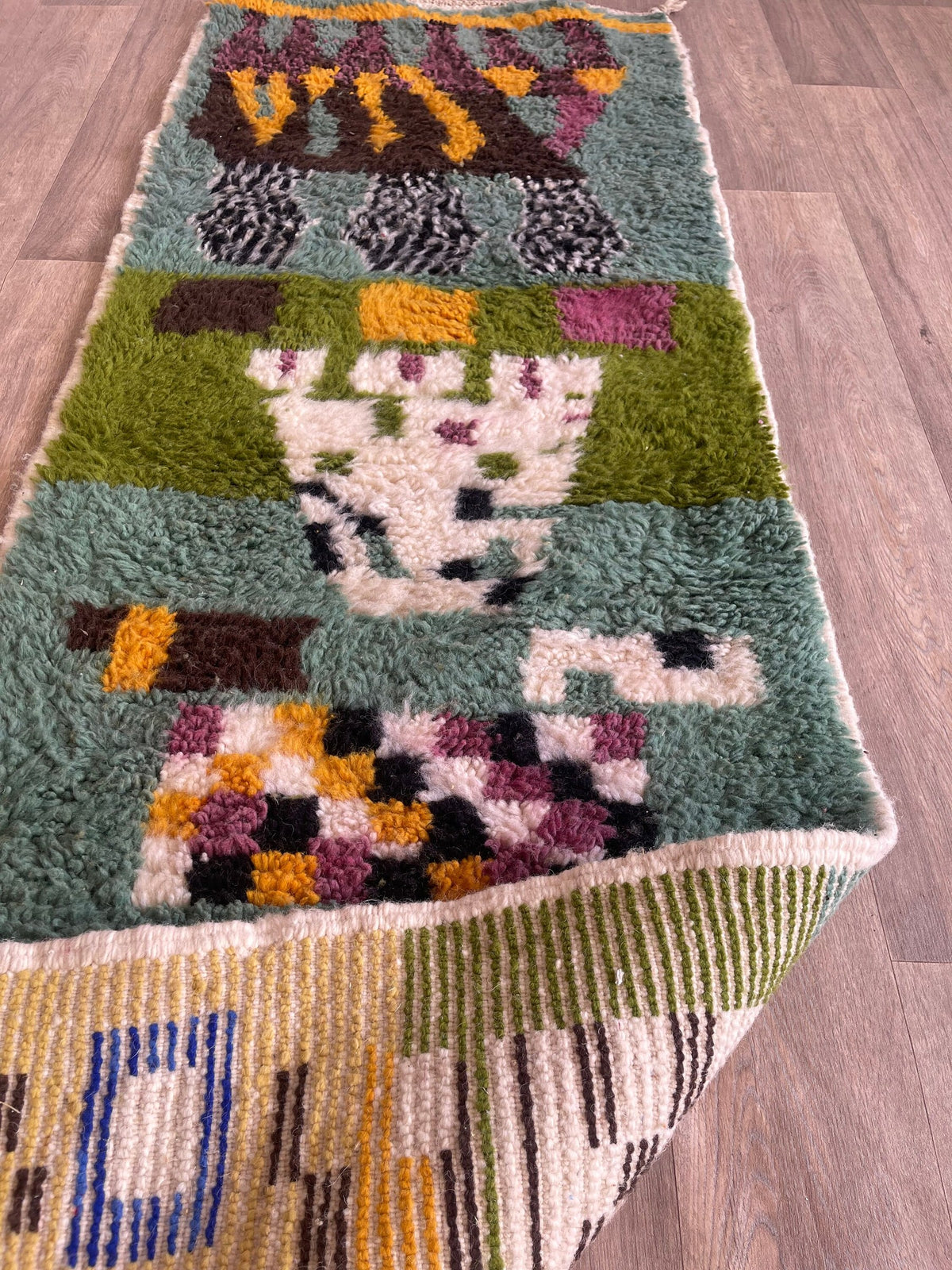 Gros plan sur l'envers du tapis de couloir berbère Kerdous, nœuds visibles sur la chaîne de coton, sans dossier